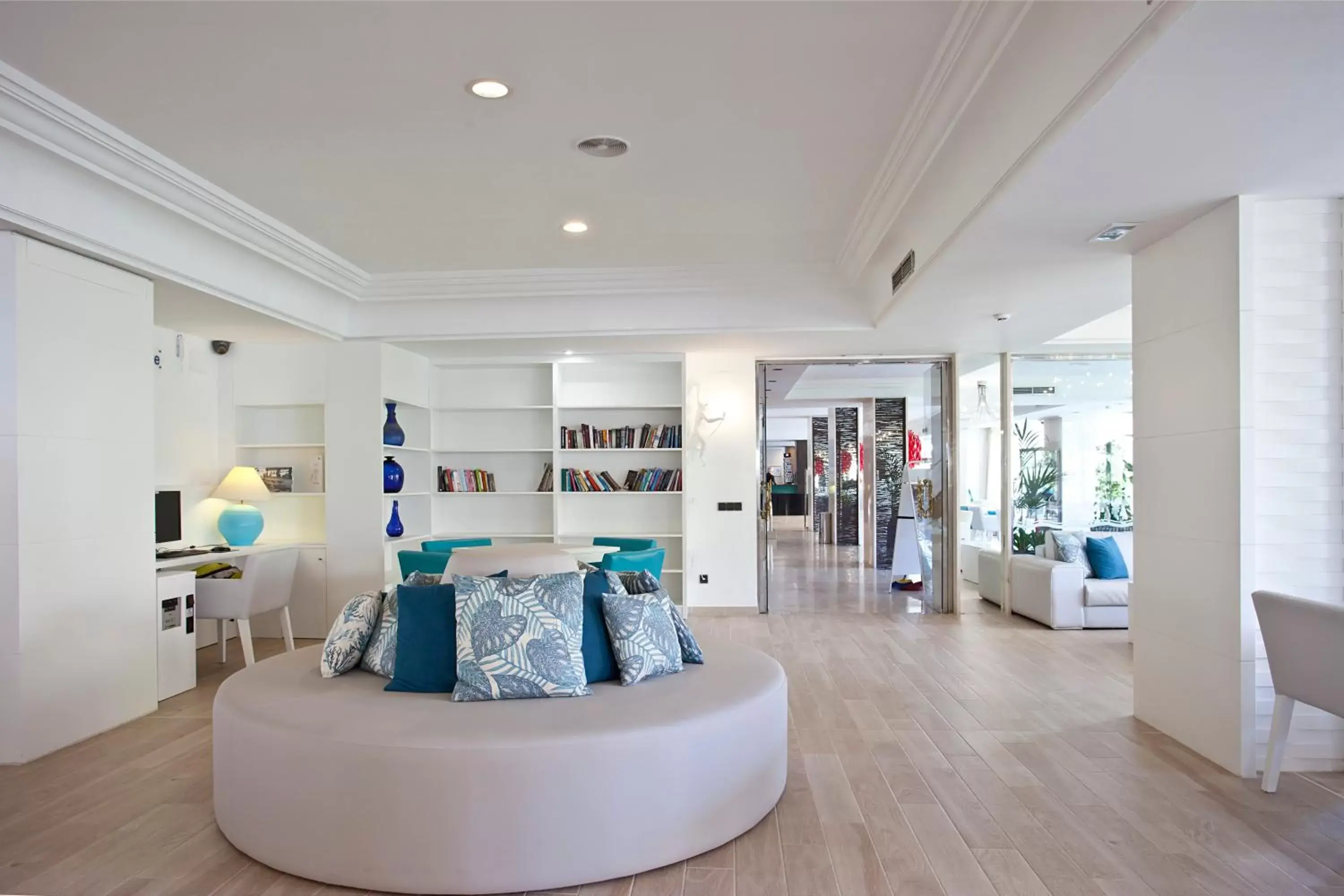 Lounge or bar, Seating Area in Bahía de Alcudia Hotel & Spa