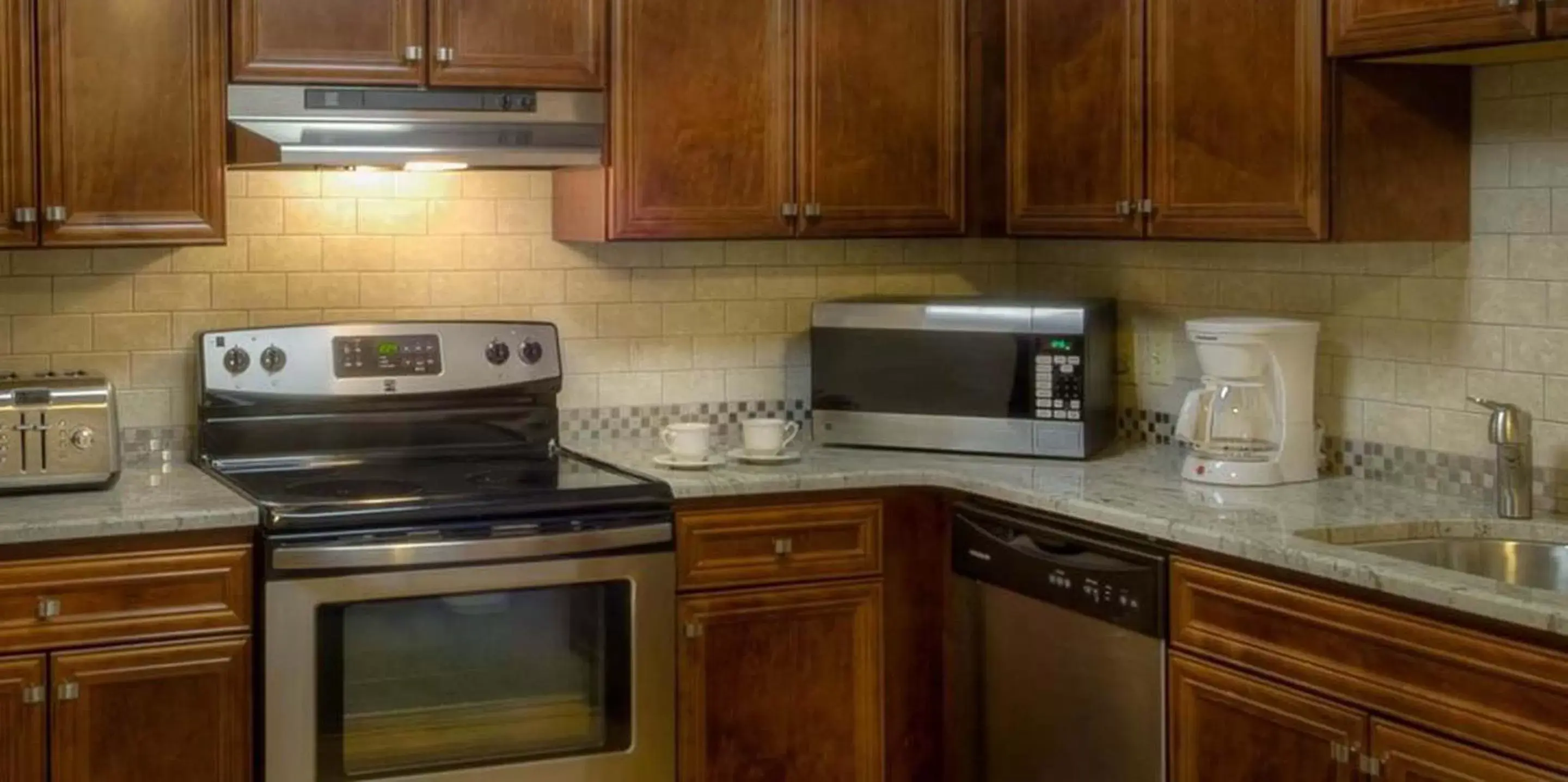 minibar, Kitchen/Kitchenette in Red Coach Inn