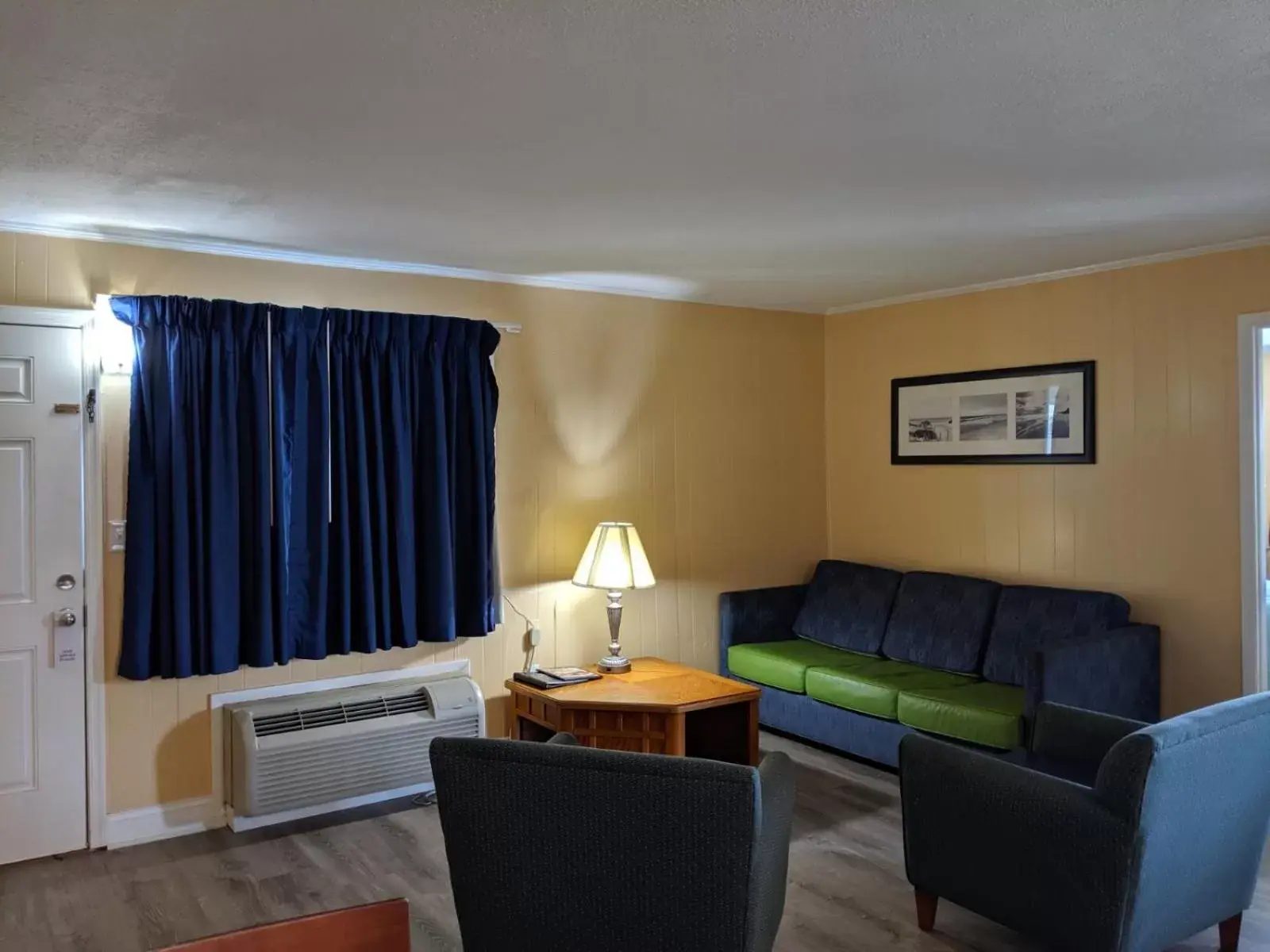 Living room, Seating Area in Colonial Inn