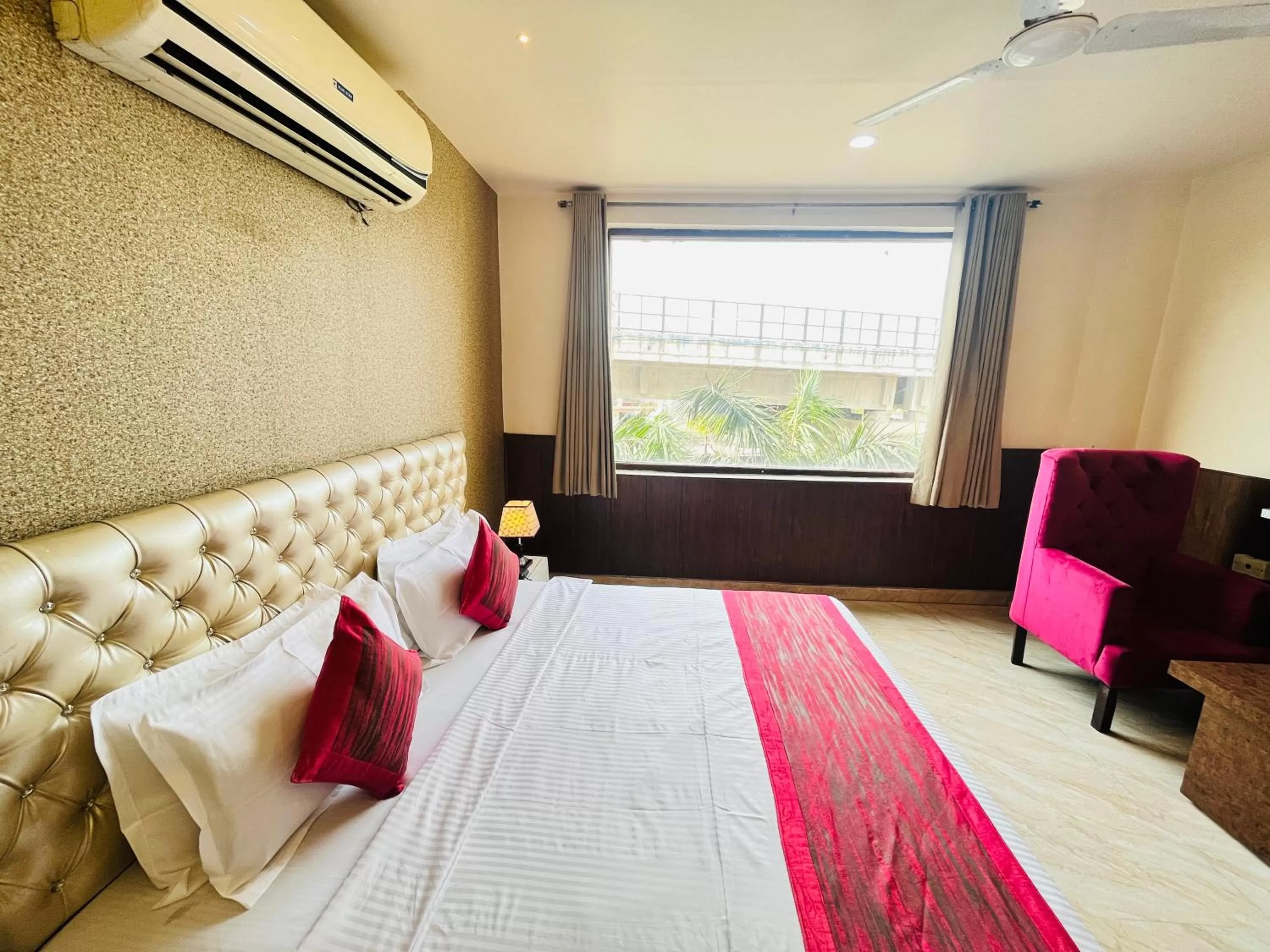 Bed in Hotel The Leaf - Gomti Nagar Lucknow