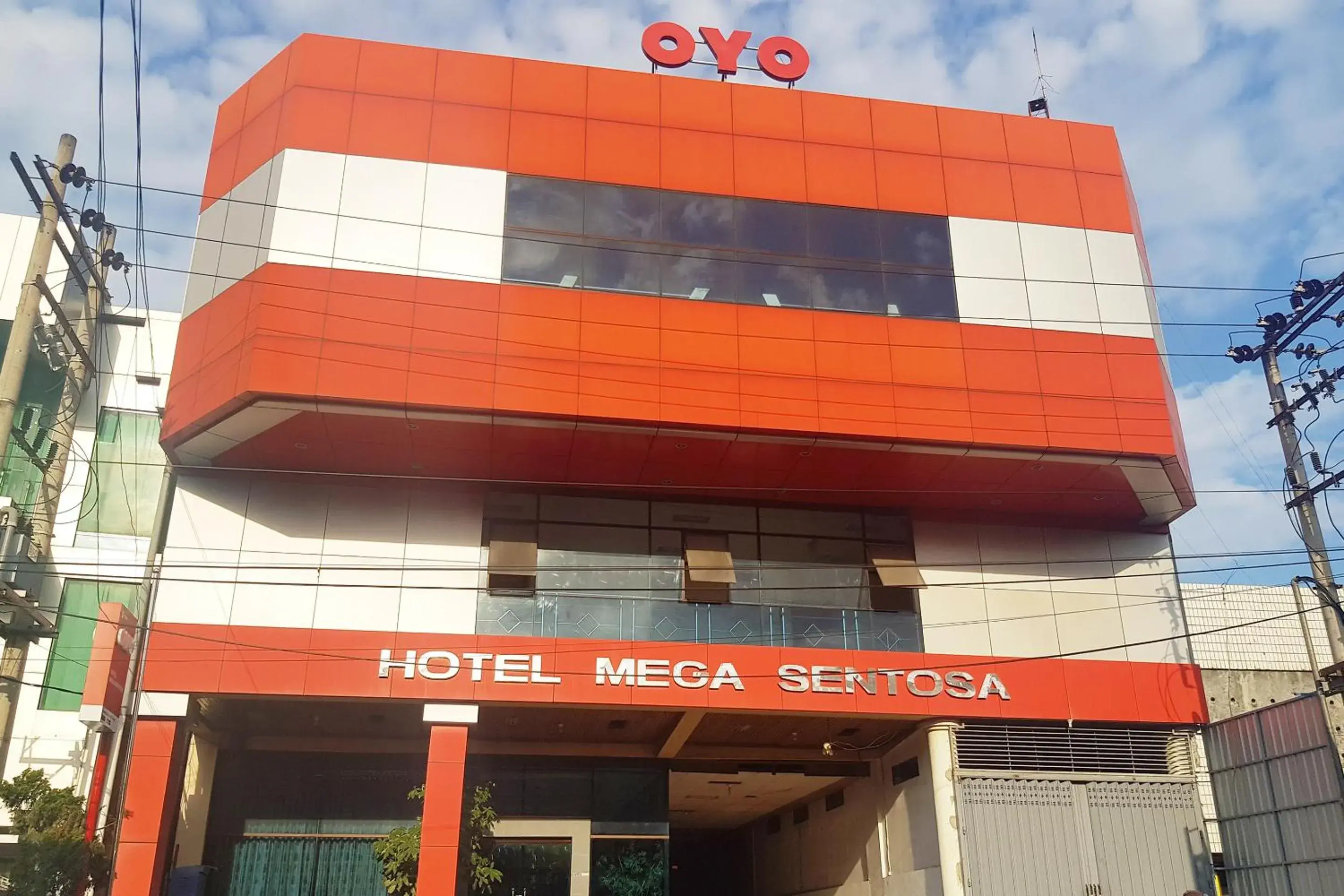 Facade/entrance, Property Building in OYO 1088 Hotel Mega Sentosa