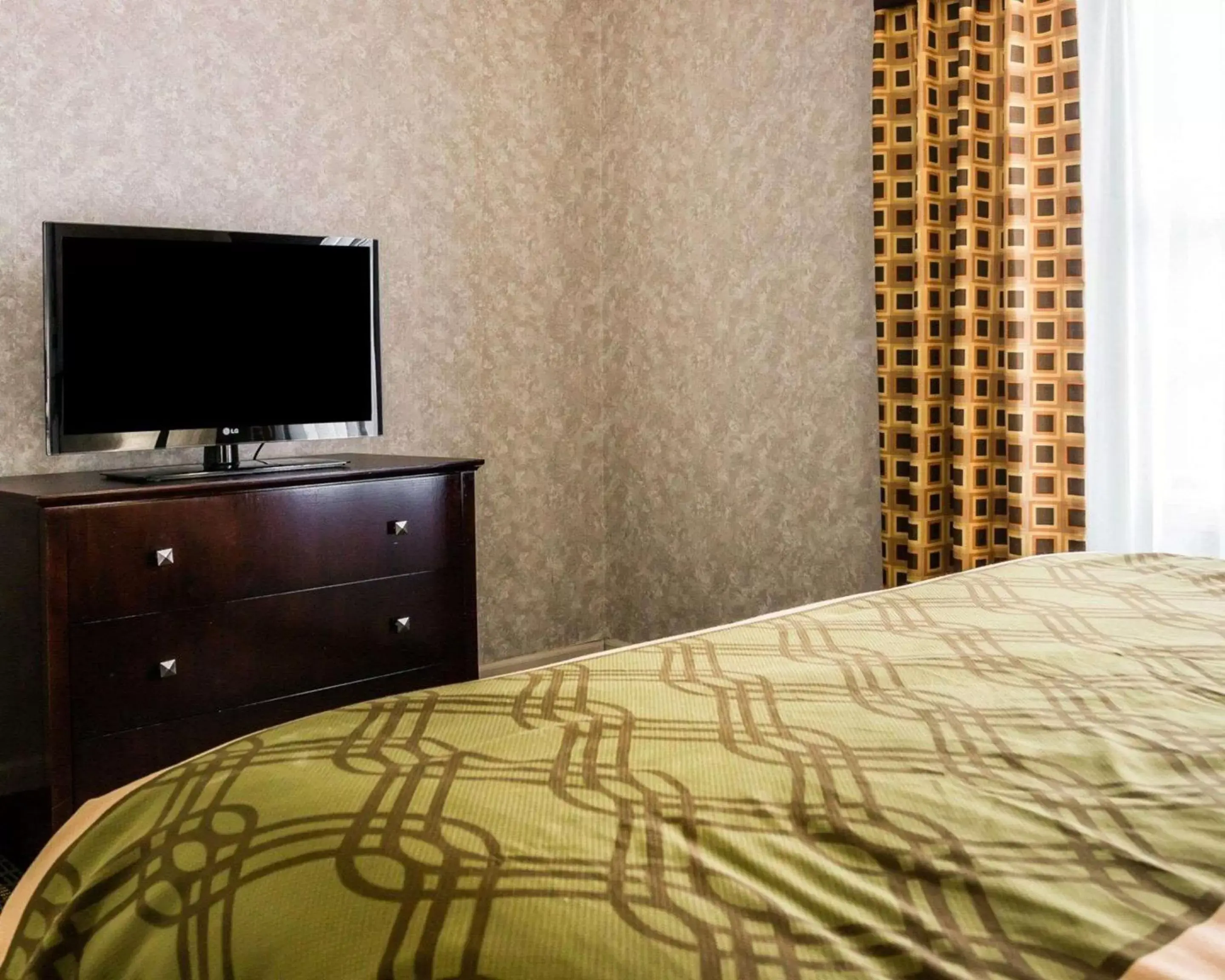 Photo of the whole room, TV/Entertainment Center in Econo Lodge Inn & Suites