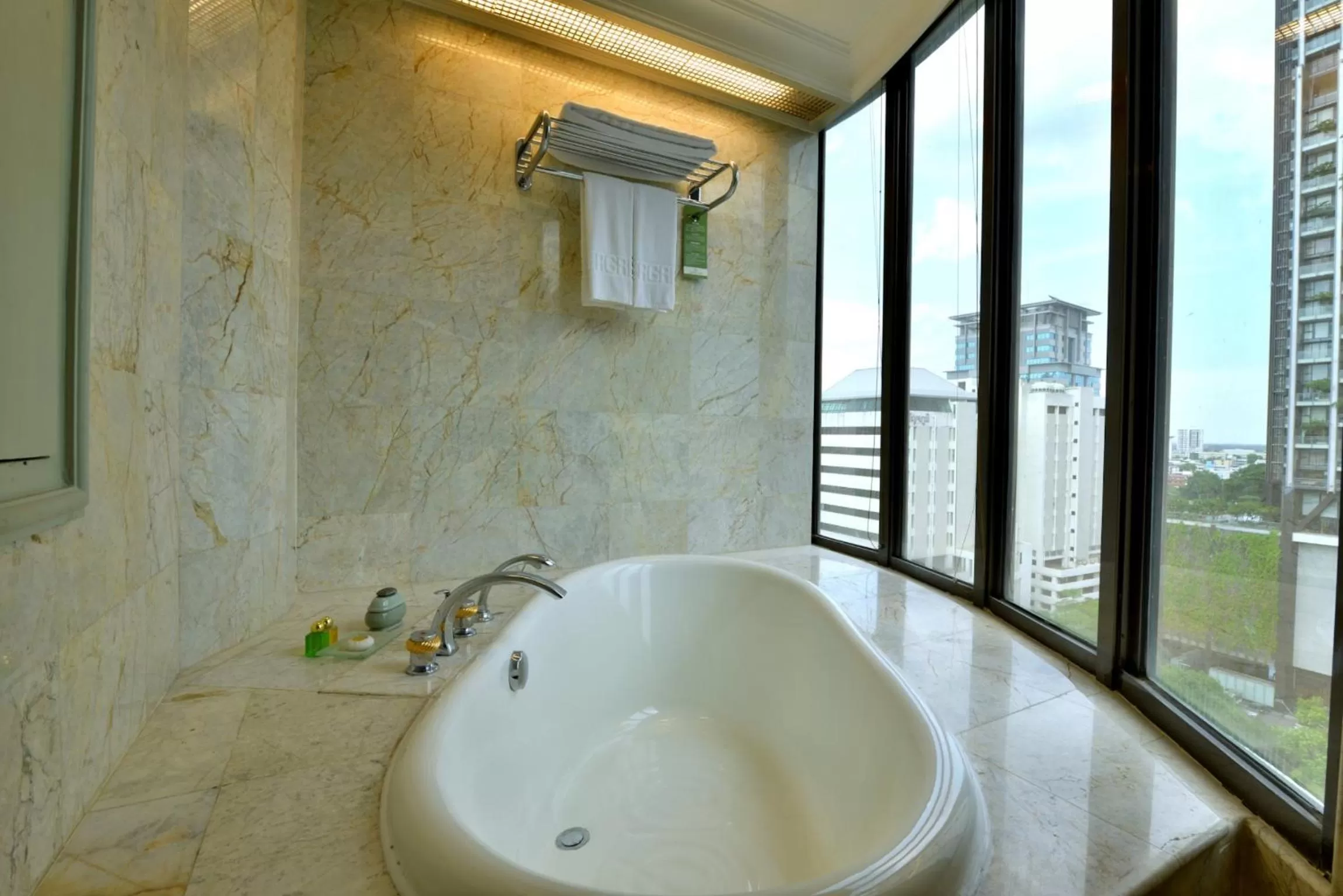 Bathroom in Evergreen Laurel Hotel Bangkok