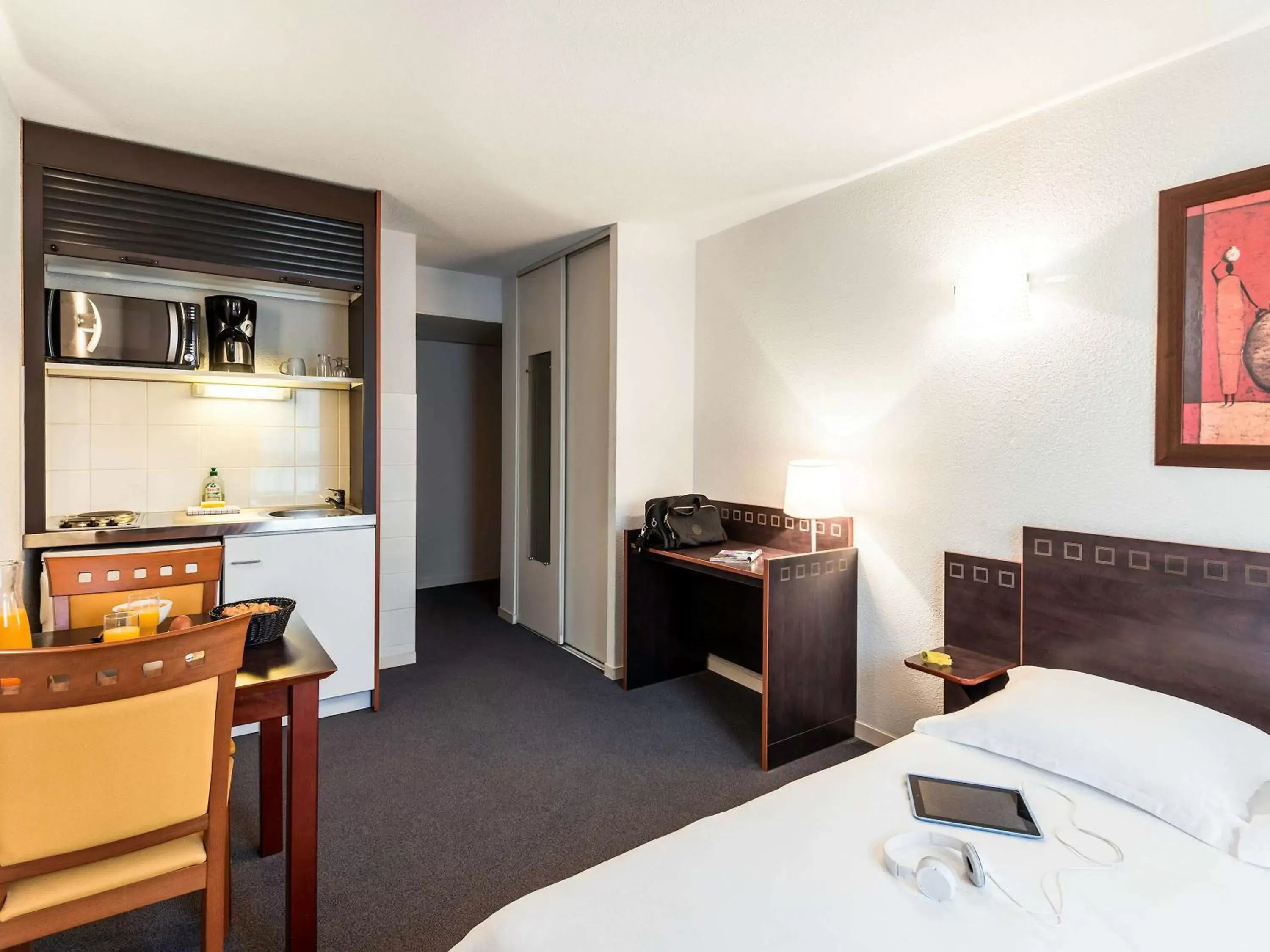 Photo of the whole room in Aparthotel Adagio Access Toulouse Jolimont