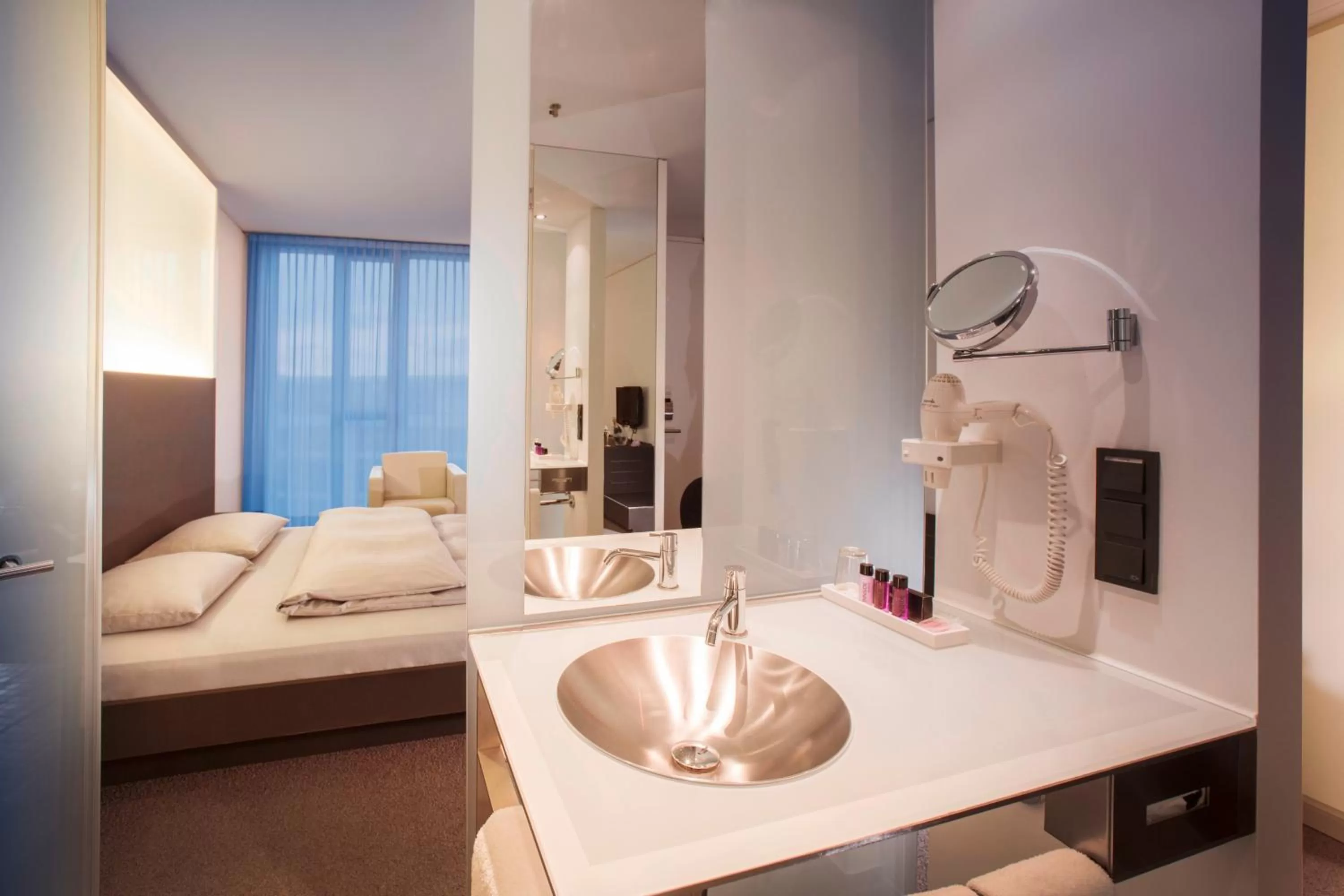 Bathroom, Bed in INNSiDE by Meliá Düsseldorf Derendorf