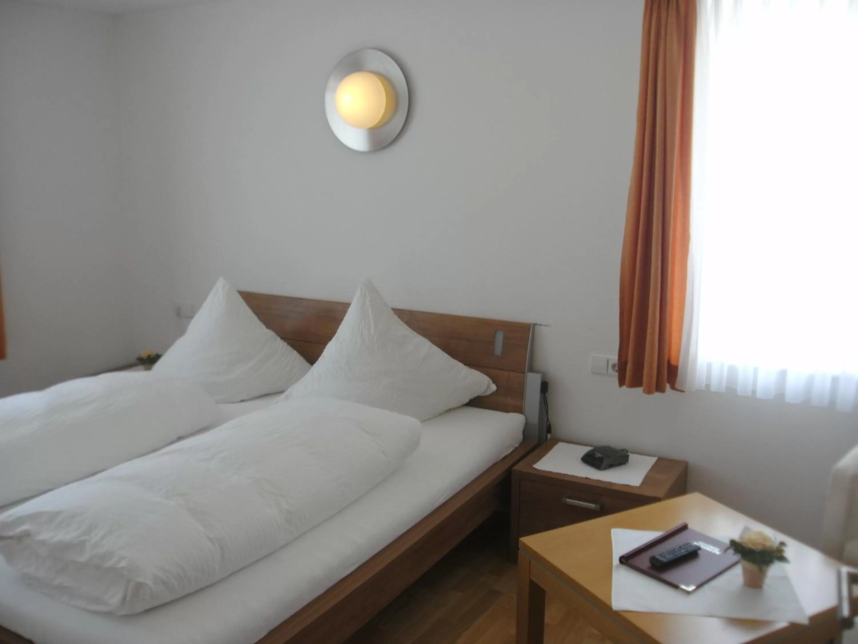 Photo of the whole room, Bed in Gasthof Hosbein