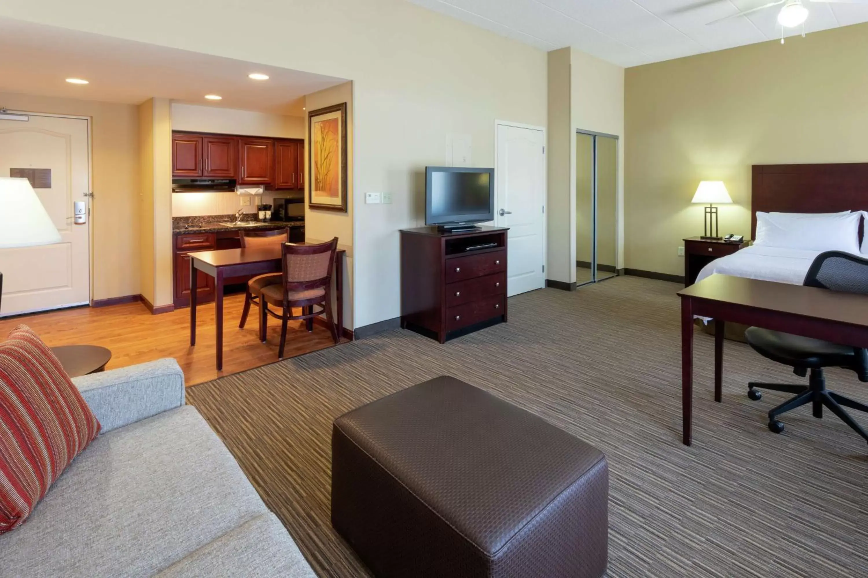 Bedroom, TV/Entertainment Center in Homewood Suites by Hilton Minneapolis - Saint Louis Park at West End