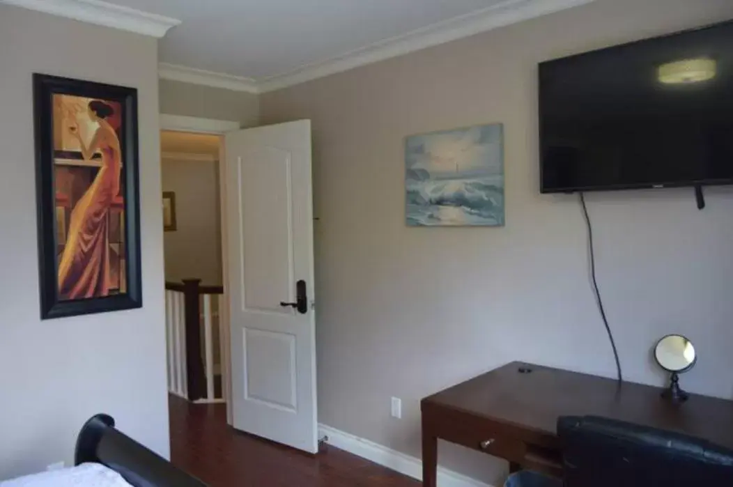 TV and multimedia, TV/Entertainment Center in Jane's private rooms with shared washroom