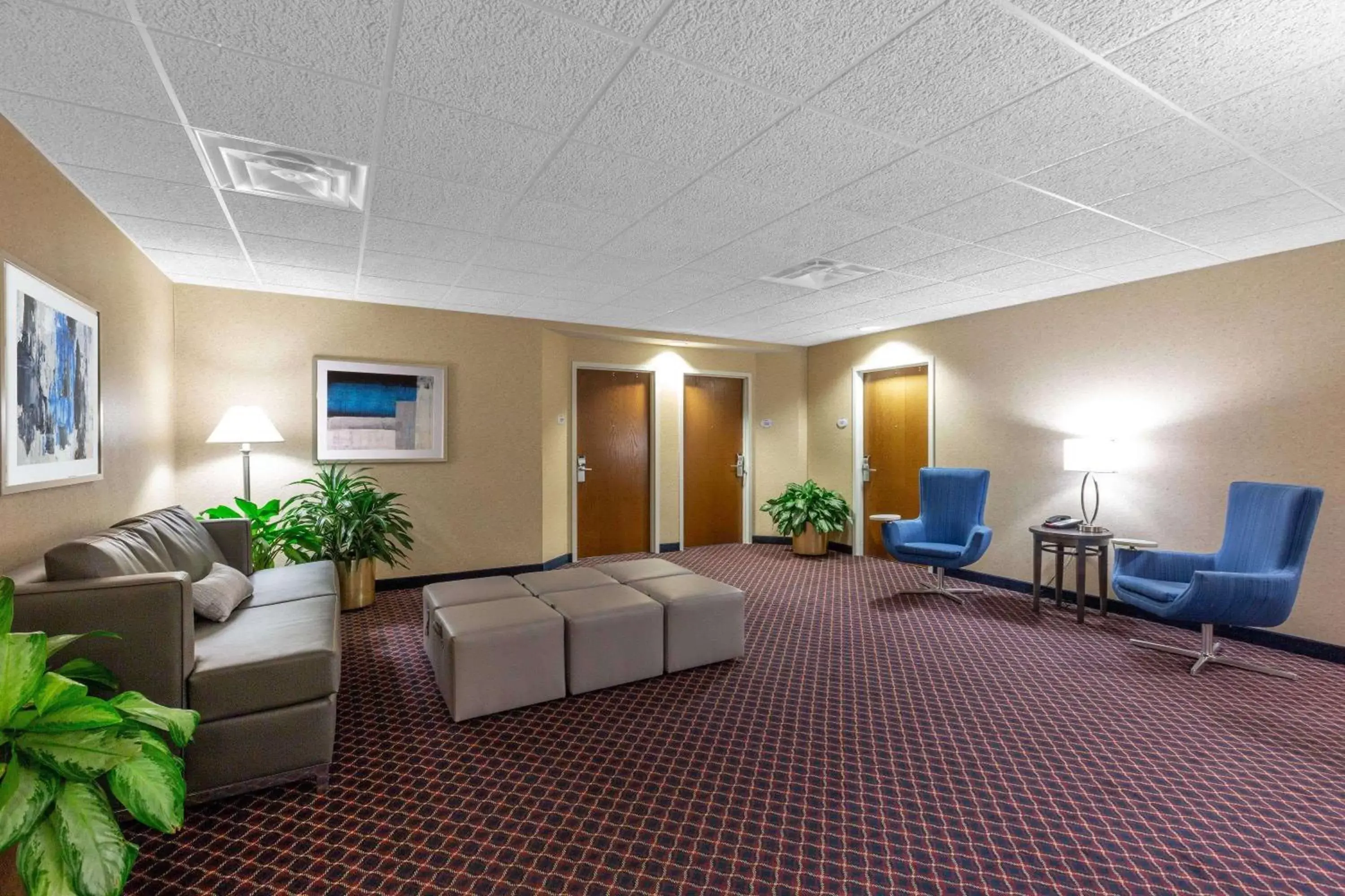 Lobby or reception, Seating Area in Baymont by Wyndham Des Moines Airport