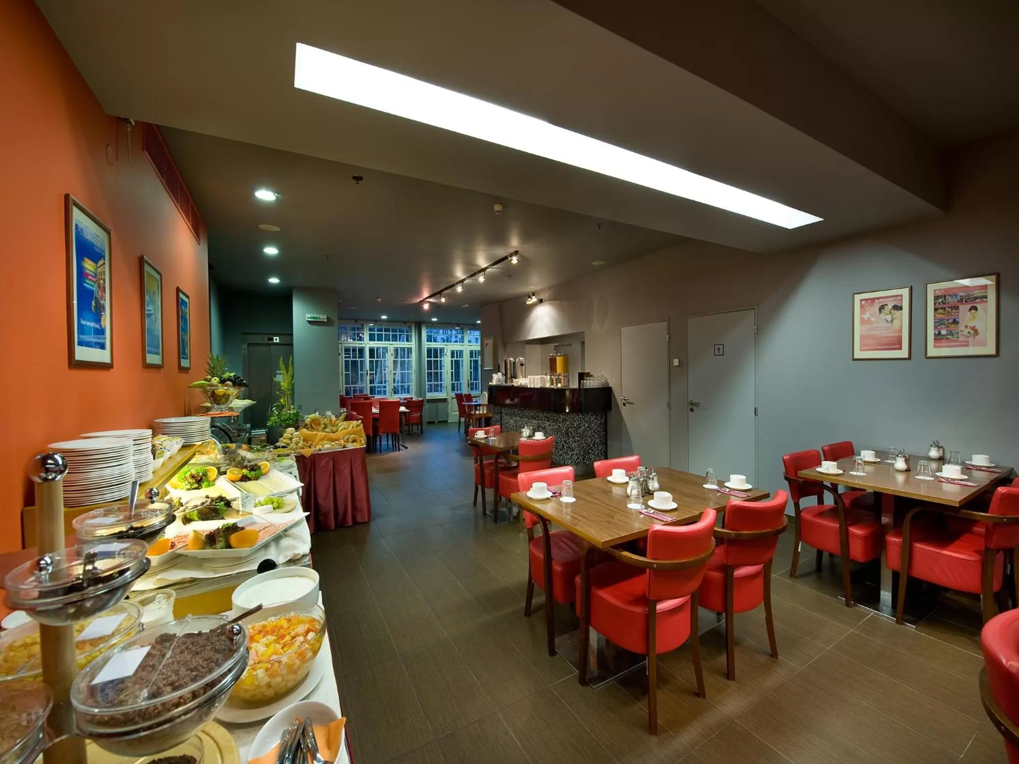 Restaurant/places to eat in EA Hotel Julis