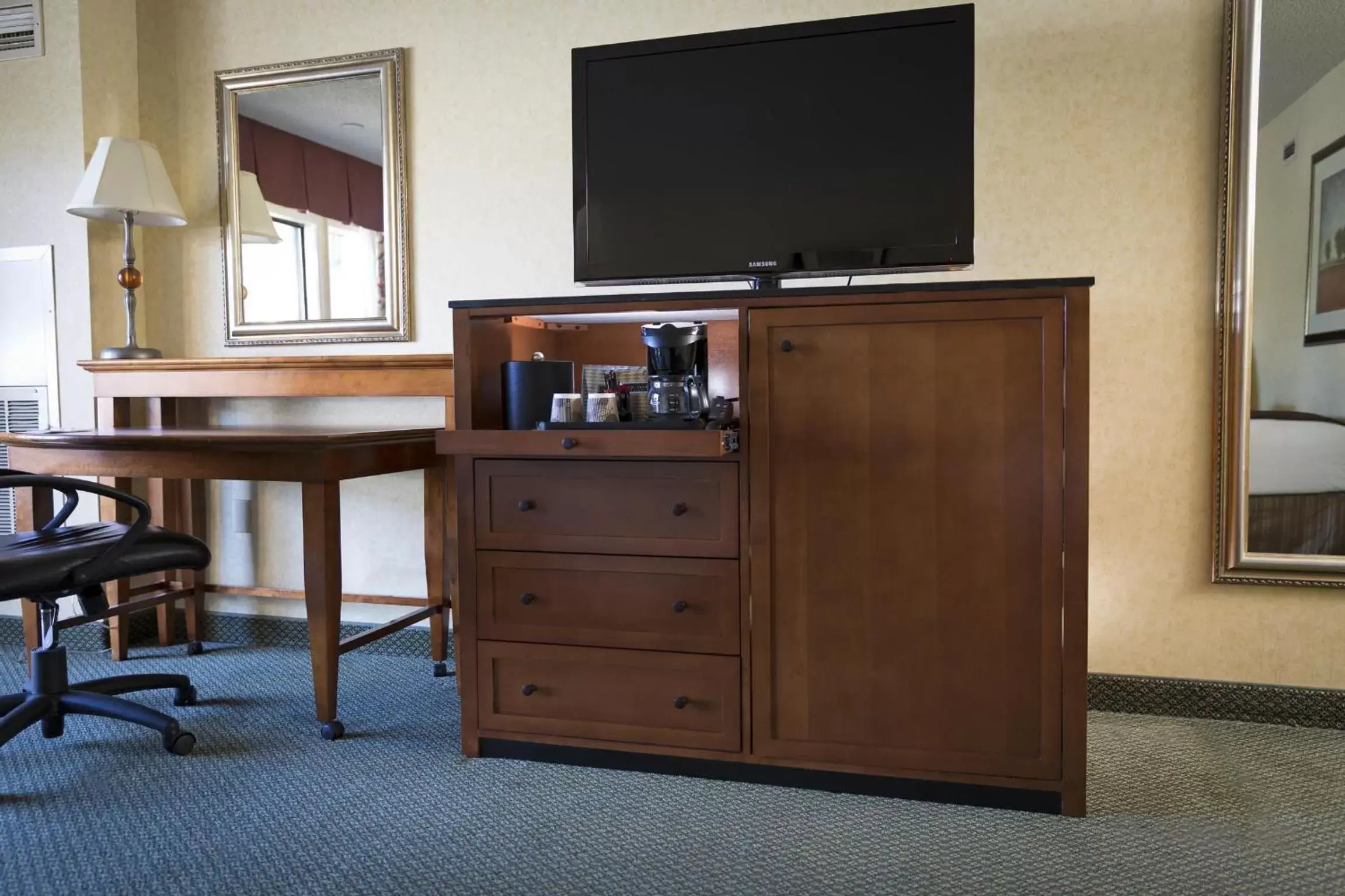 TV and multimedia, TV/Entertainment Center in Red Lion Hotel Coos Bay