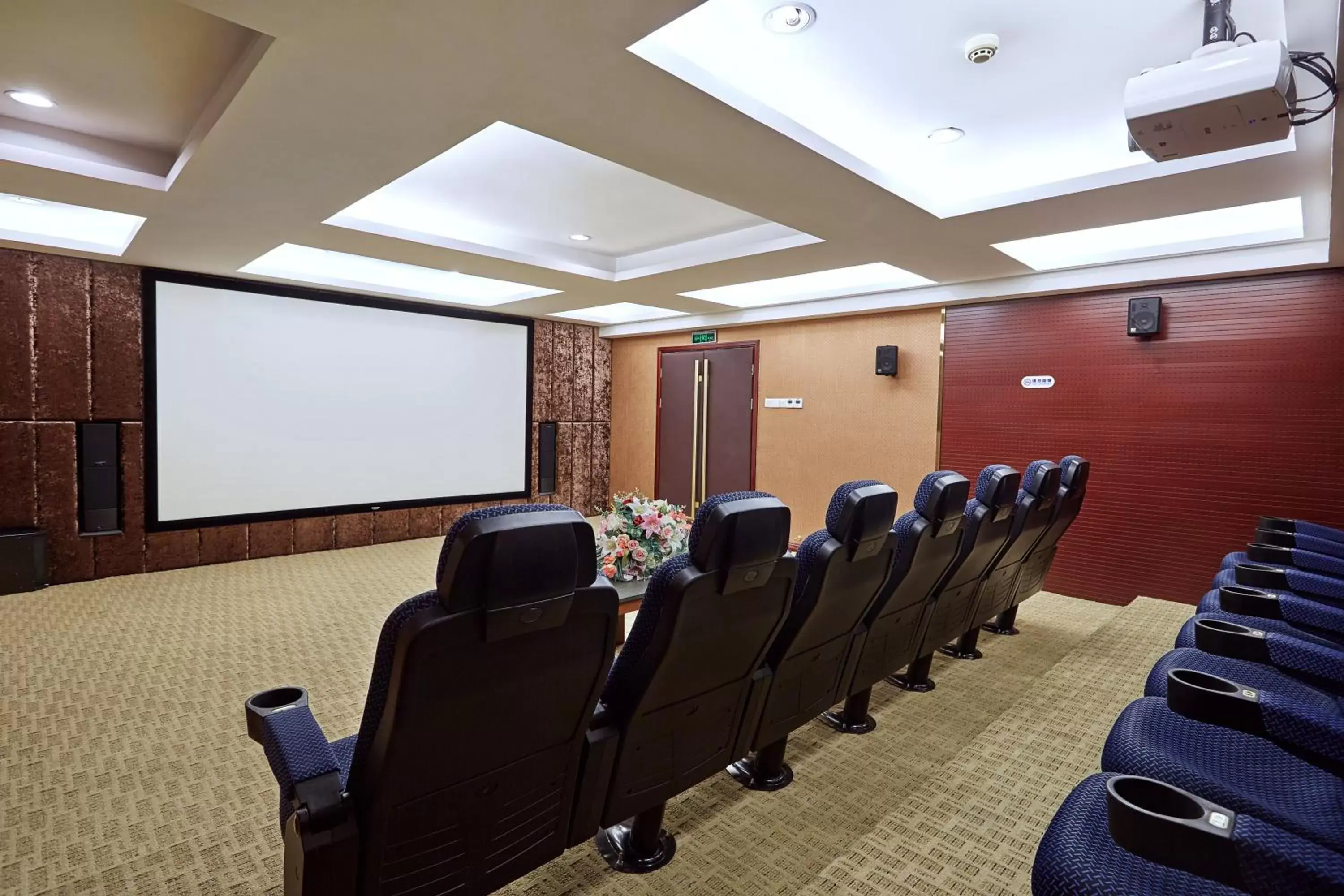 Meeting/conference room in Holiday Inn Express Nanjing Xuanwu Lake, an IHG Hotel