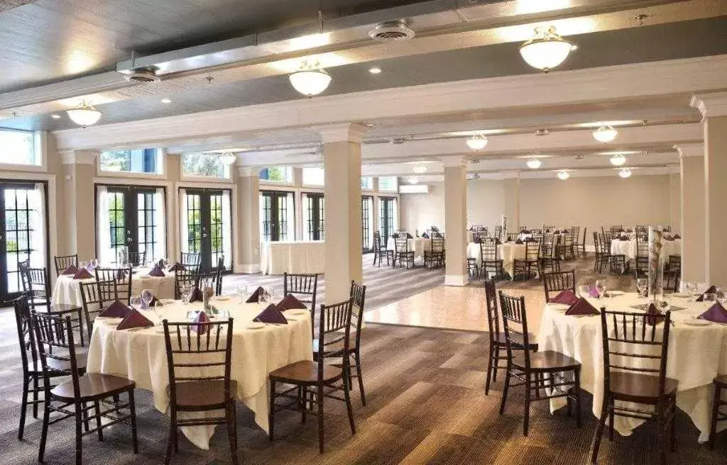 Property building, Restaurant/Places to Eat in Niagara Crossing Hotel and Spa