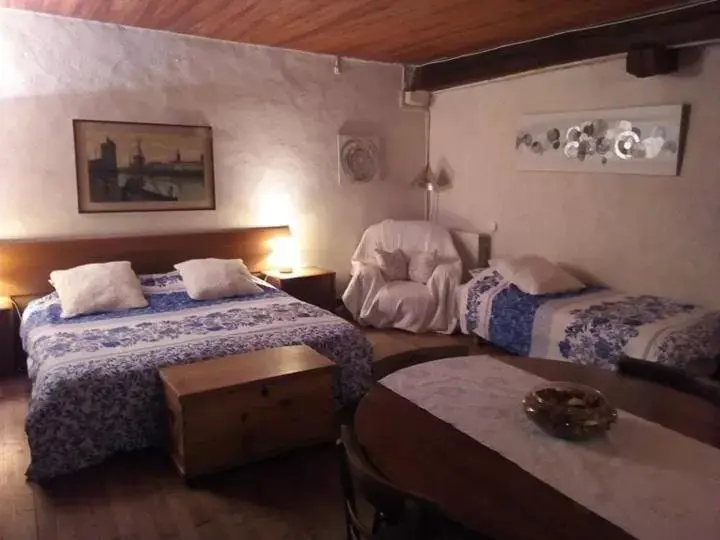 Bedroom, Bed in Manoir Le Cristal - Futuroscope a petit prix , grandes chambres familiales 5-6 personnes ,
