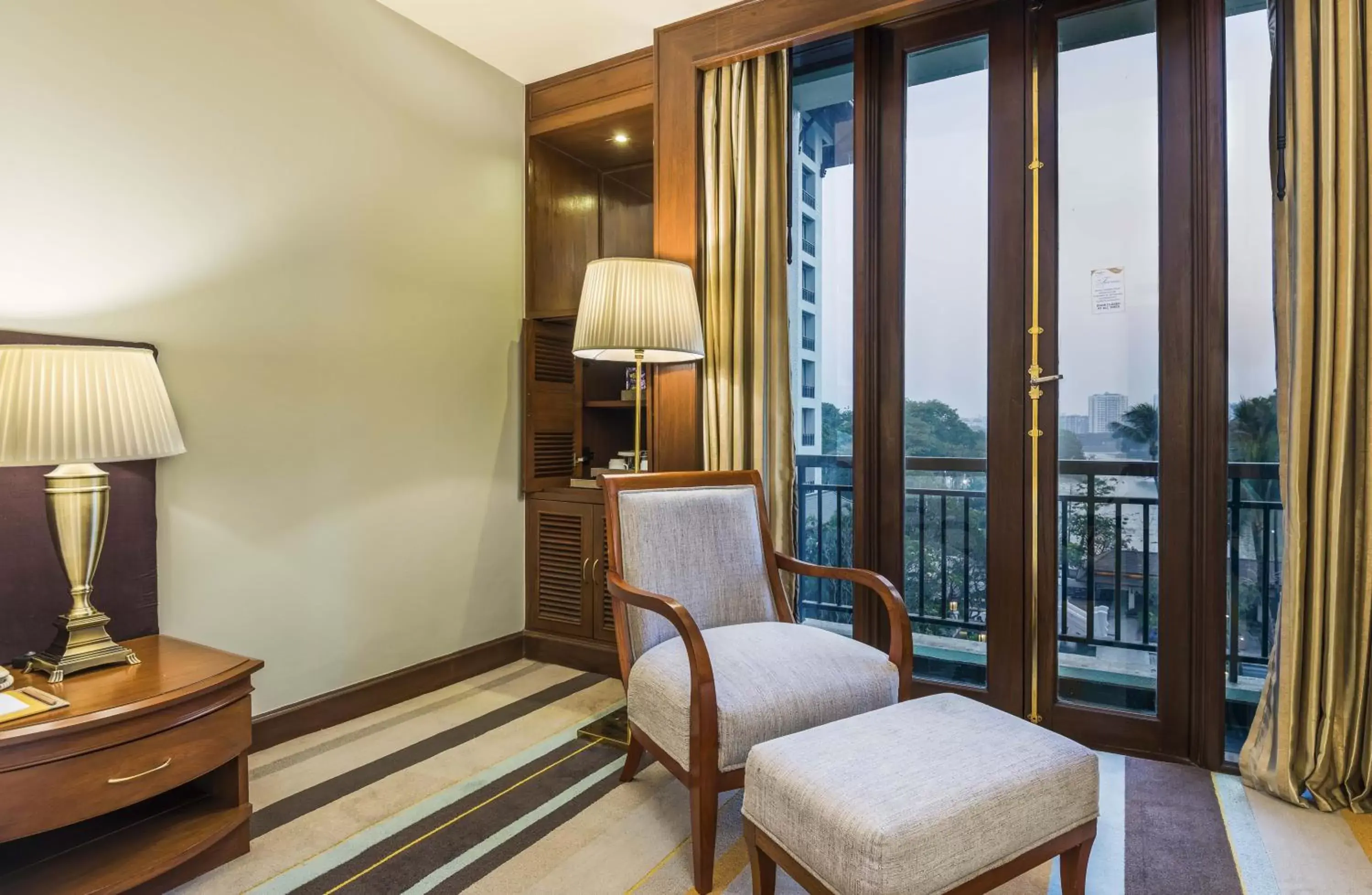 Balcony/Terrace, Seating Area in Chatrium Hotel Royal Lake Yangon