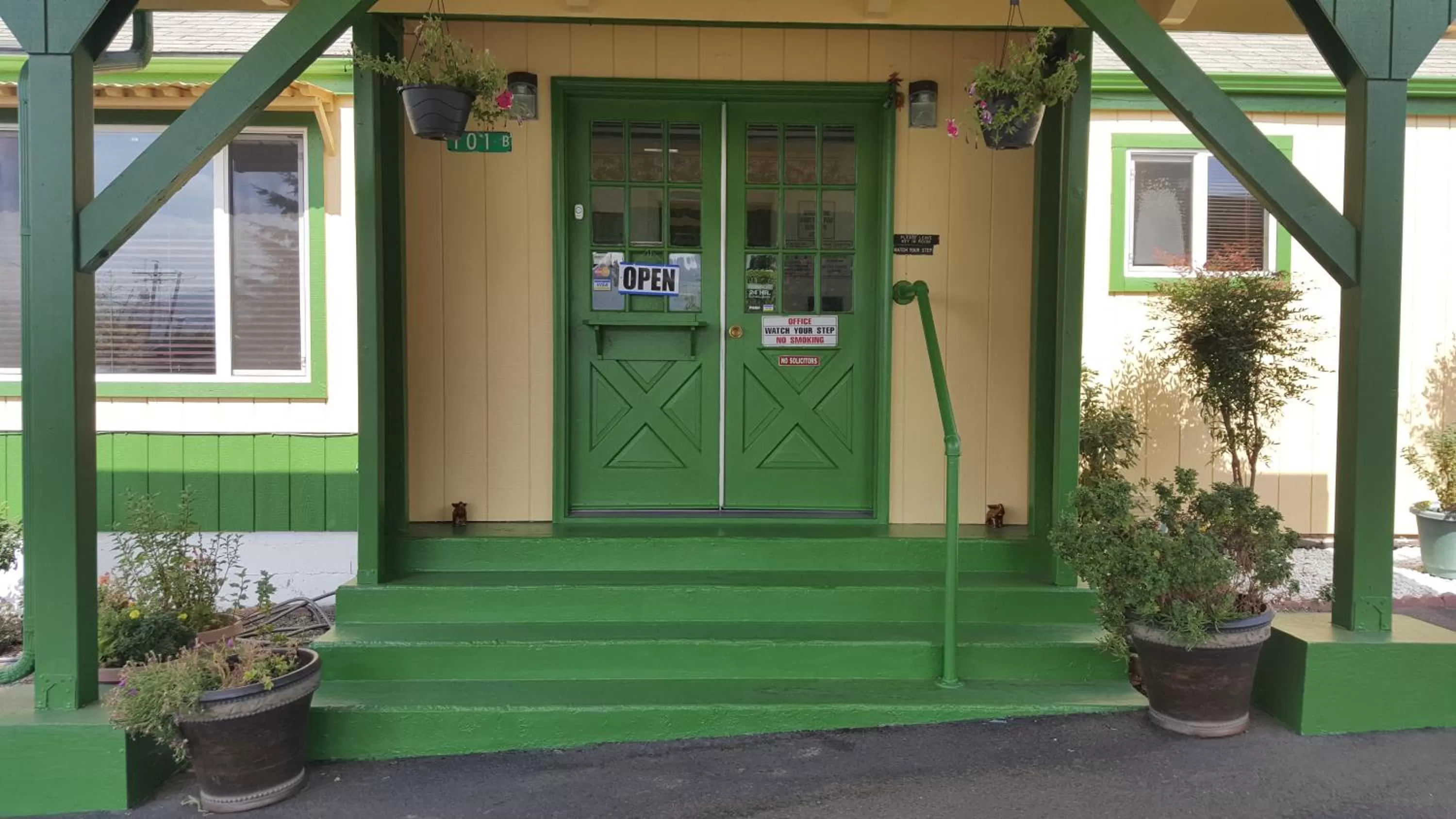 Facade/entrance in Safari Inn Motel