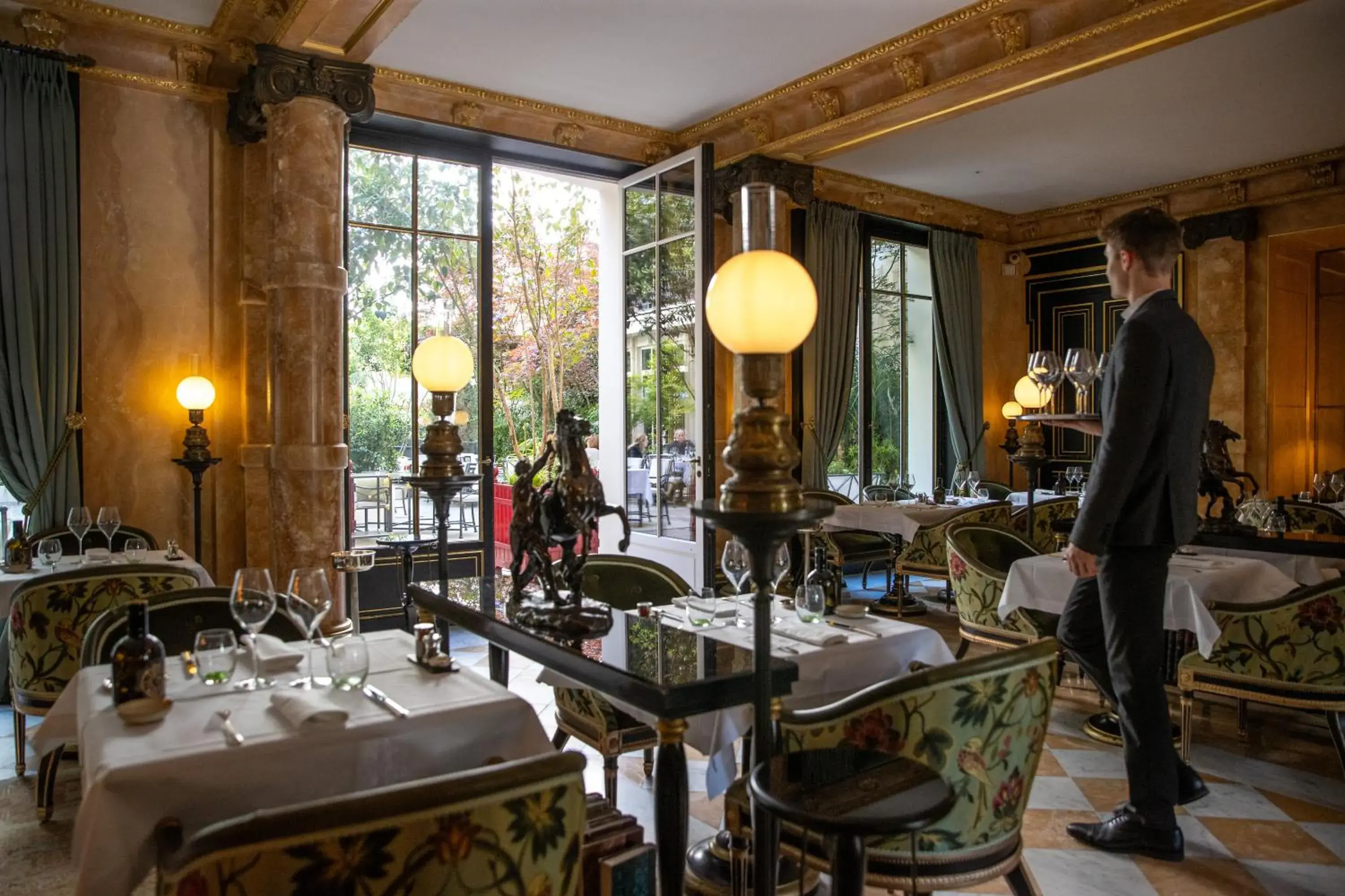Restaurant/Places to Eat in La Réserve Paris Hotel & Spa