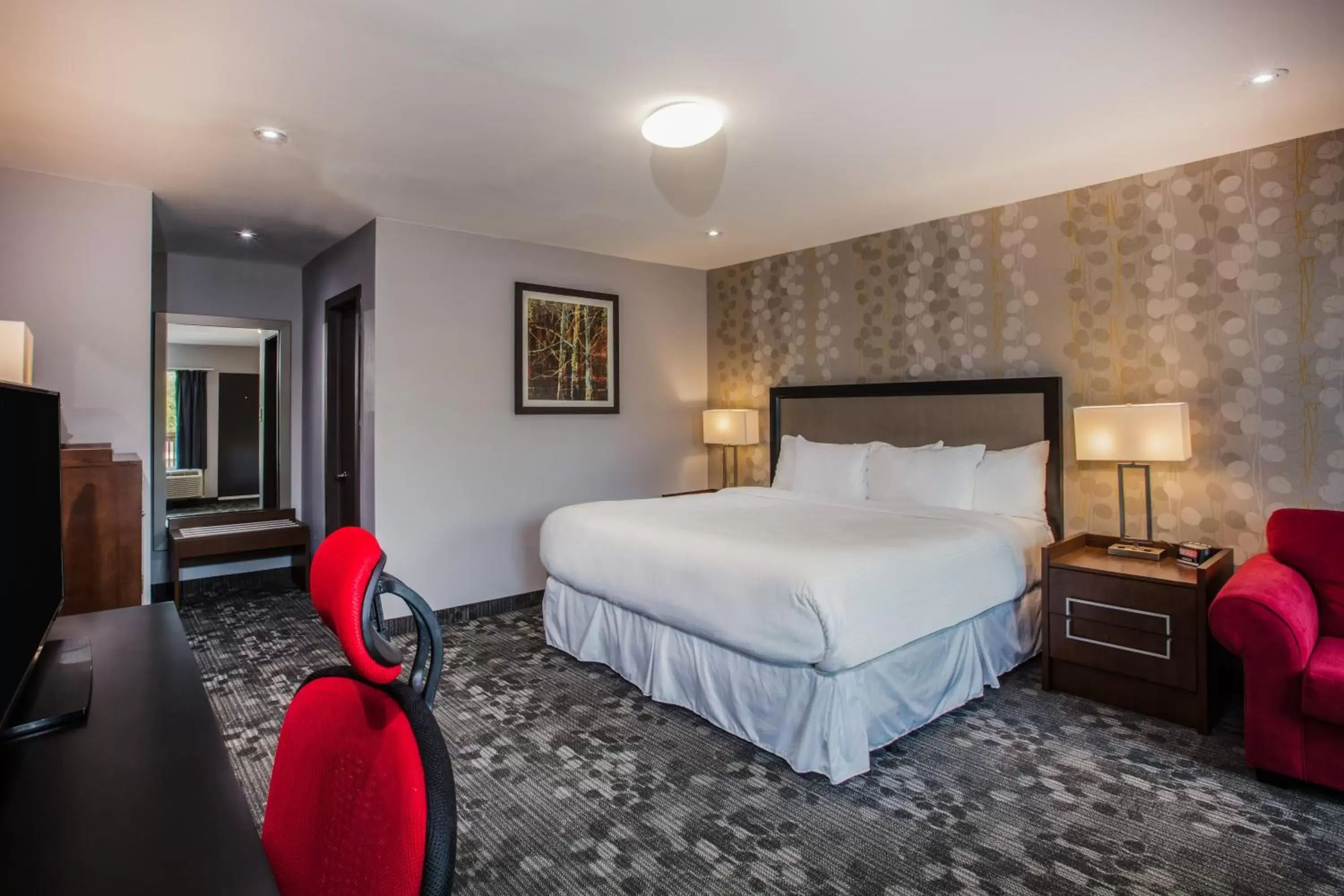 Photo of the whole room, Bed in Ramada by Wyndham Jacksons Point