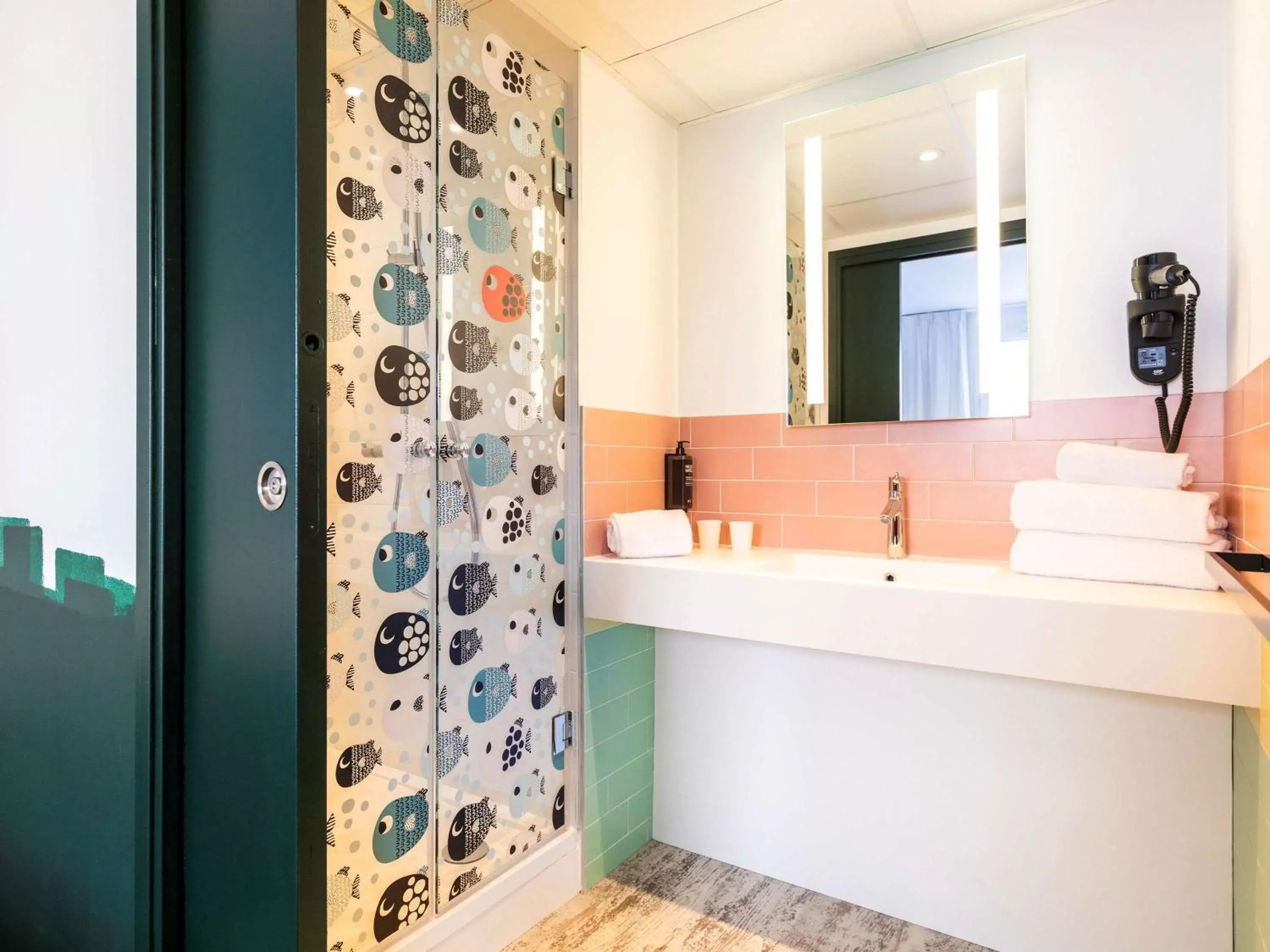 Bathroom in ibis Styles Thonon-les-Bains
