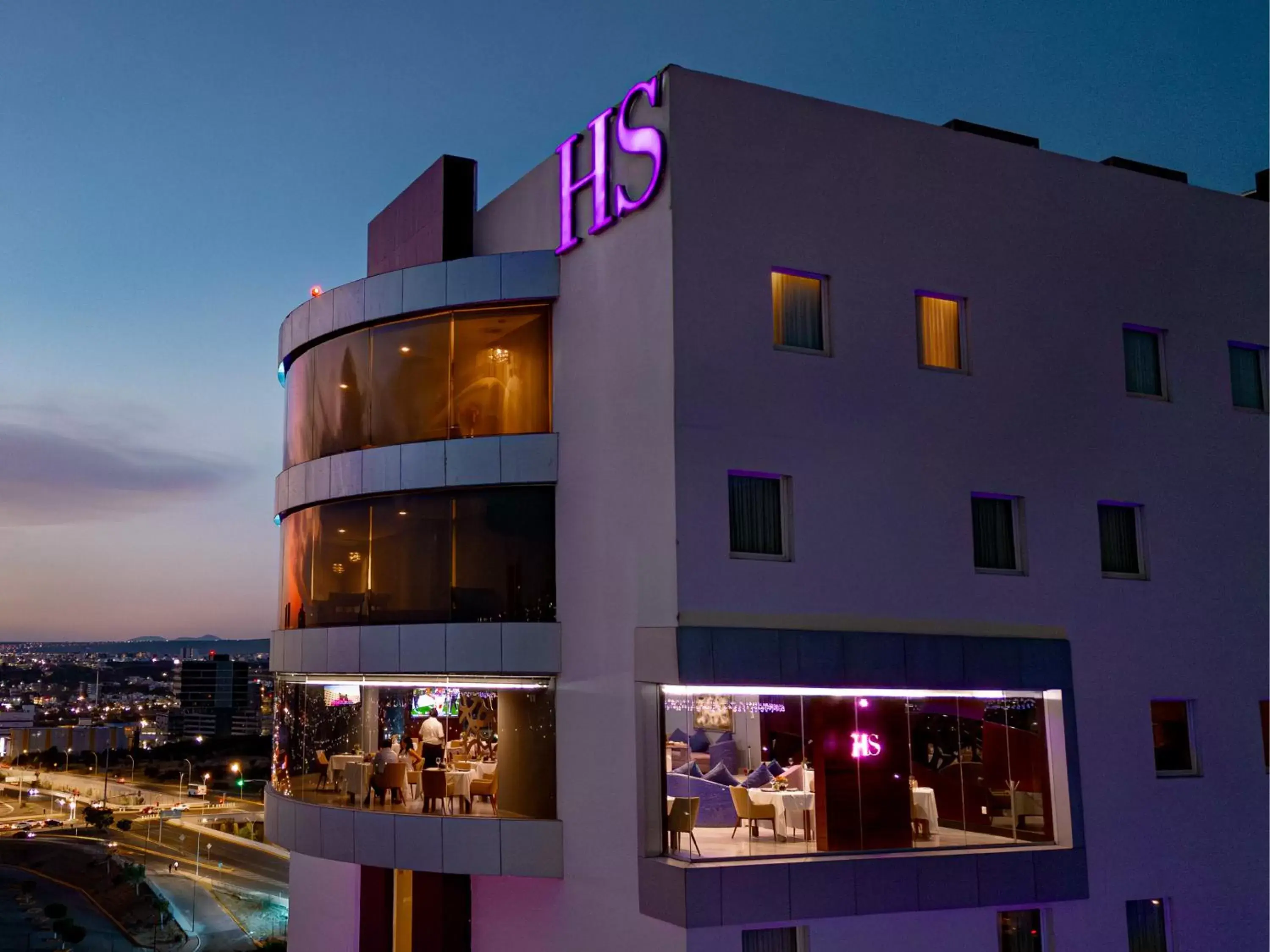 Lounge or bar, Property Building in HS HOTSSON Hotel Queretaro