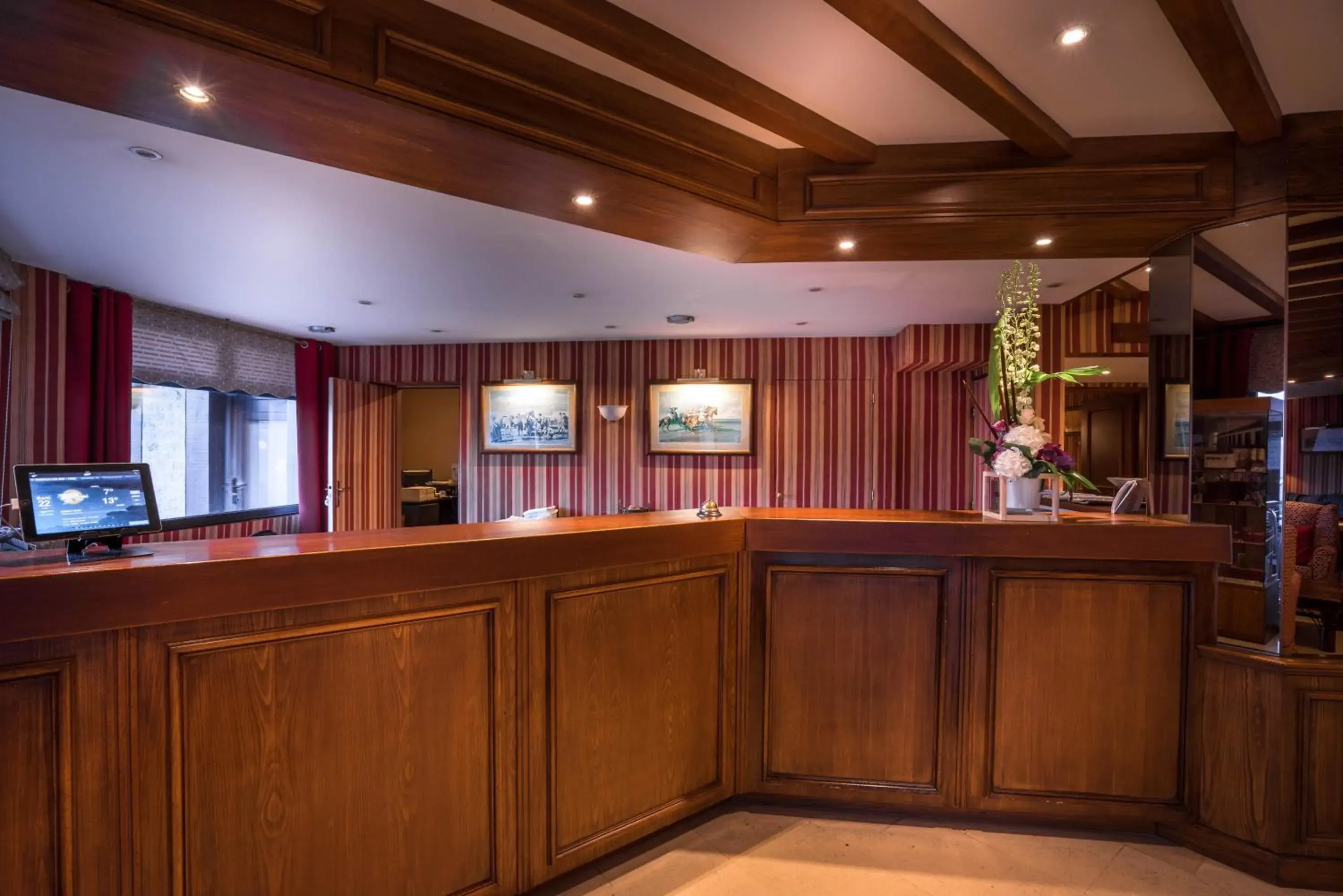 Lobby or reception in Best Western Plus Hostellerie Du Vallon
