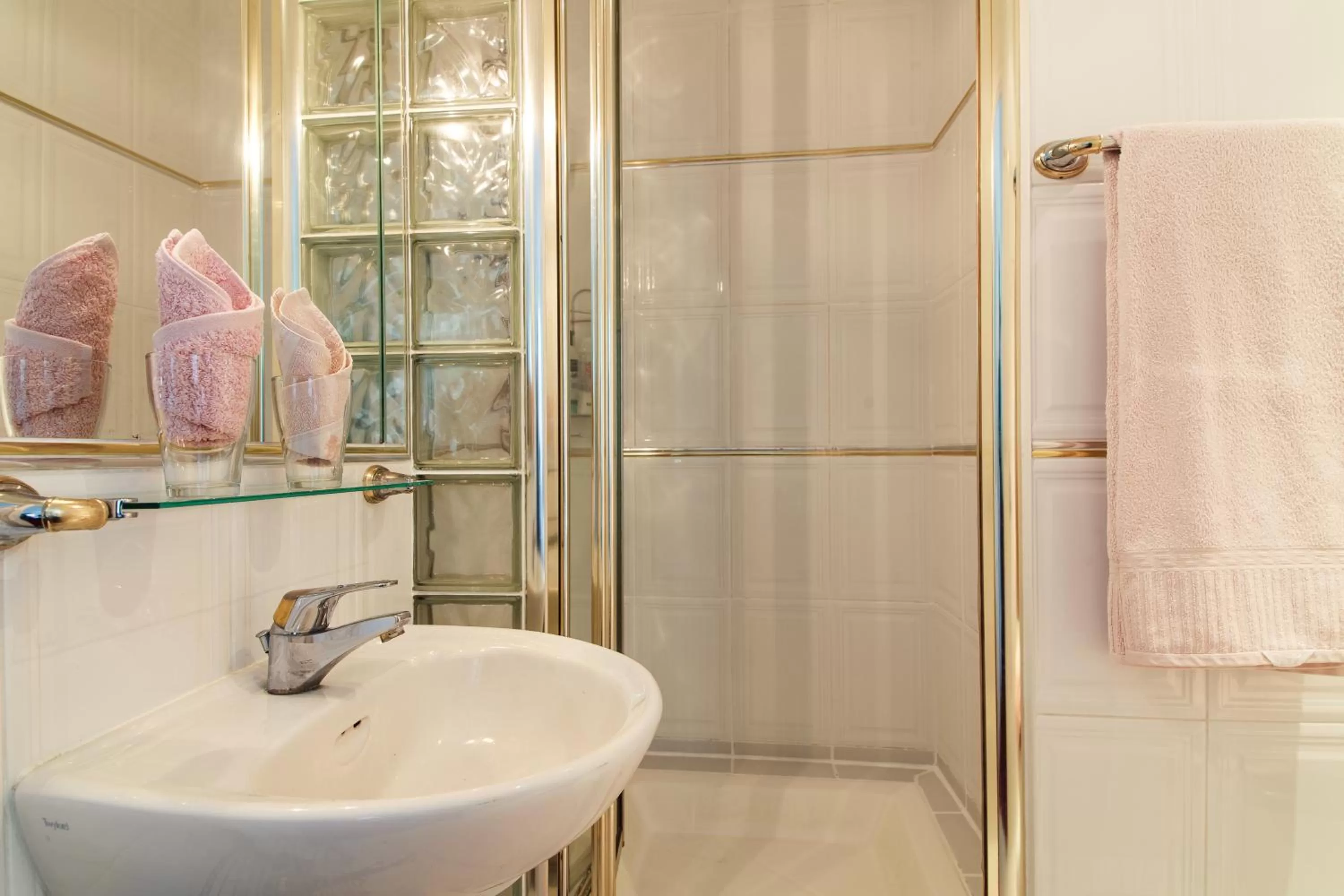 Shower in Dawson Place, Juliette's Bed and Breakfast