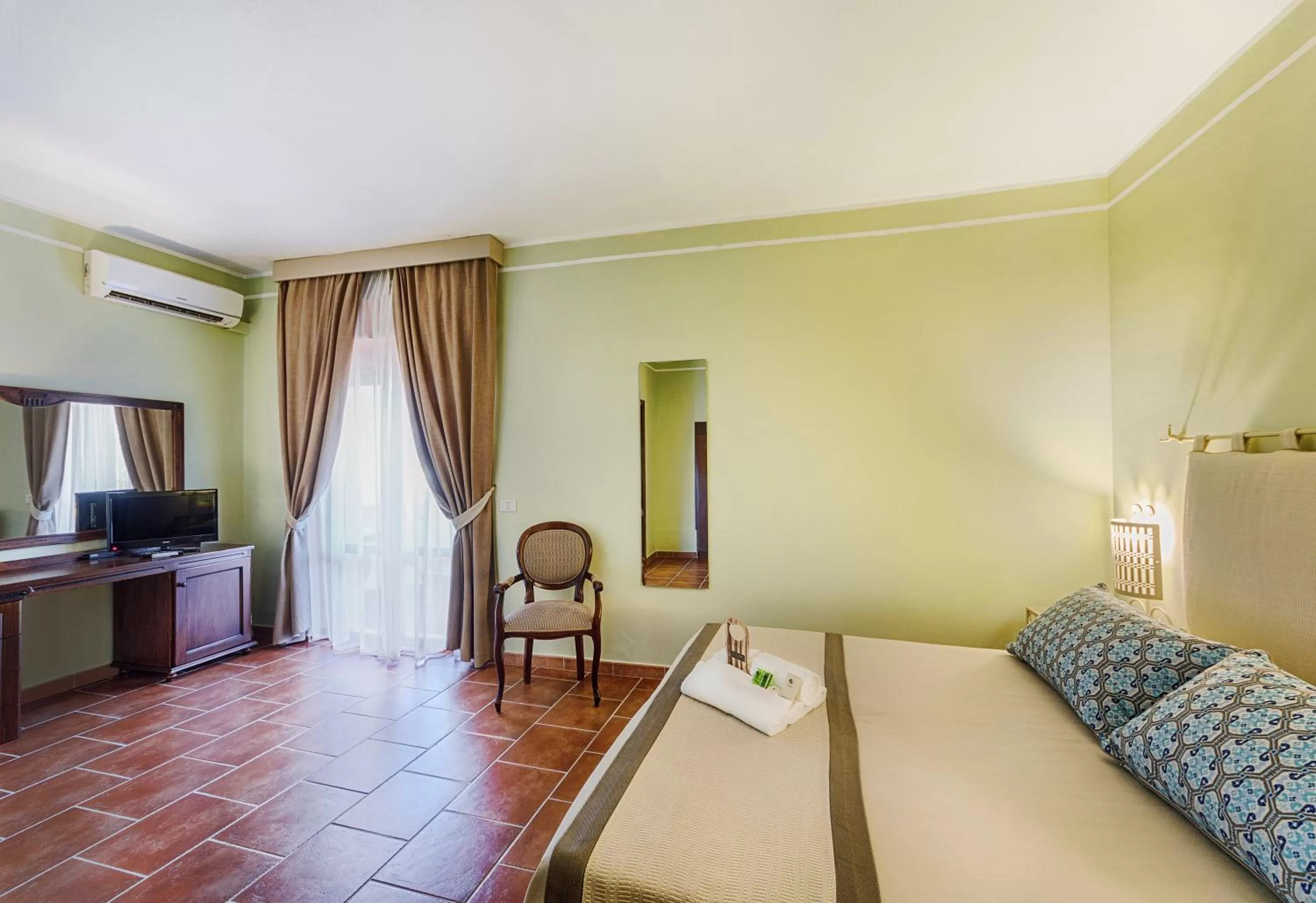 Photo of the whole room, Bed in Colonna Palace Hotel Mediterraneo