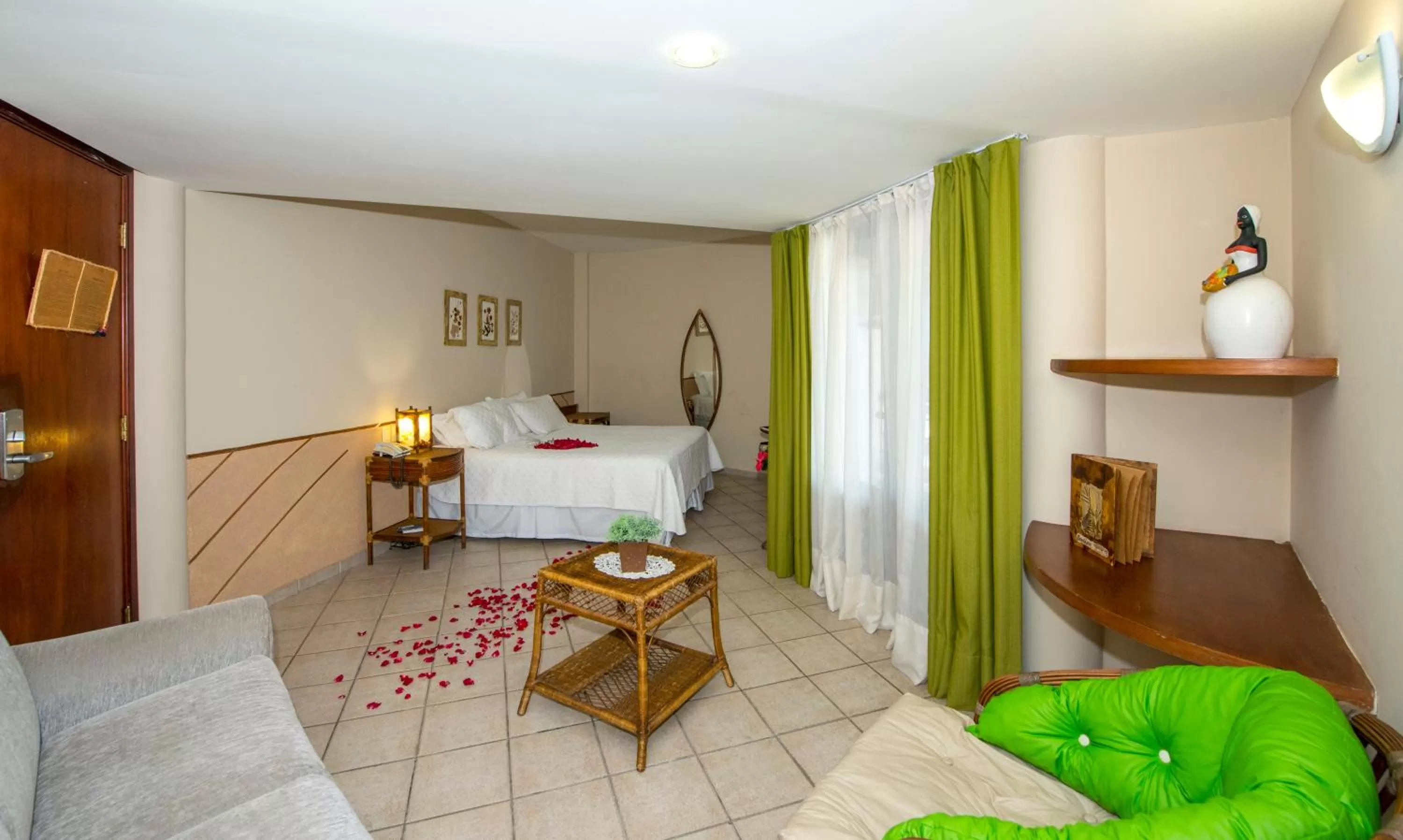 Photo of the whole room, Bed in Divi-Divi Praia Hotel