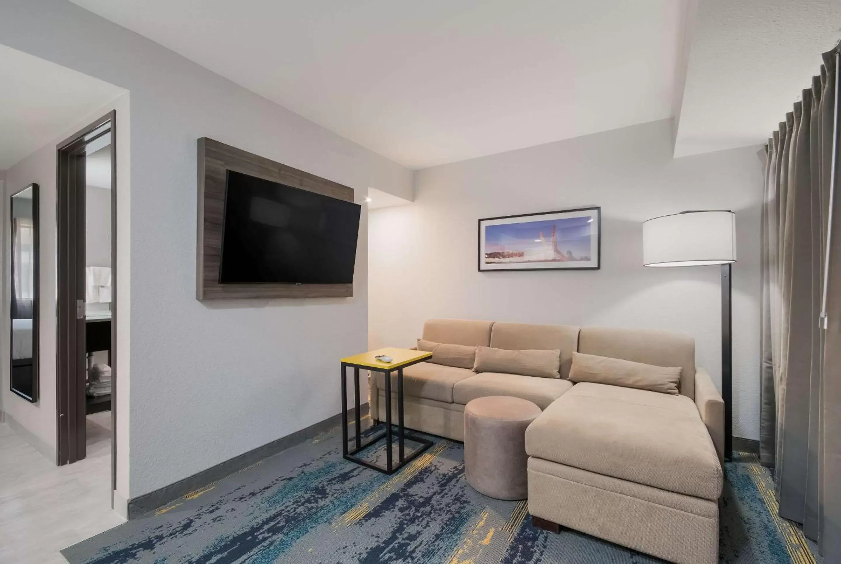 Bedroom, Seating Area in Clarion Pointe OKC Airport