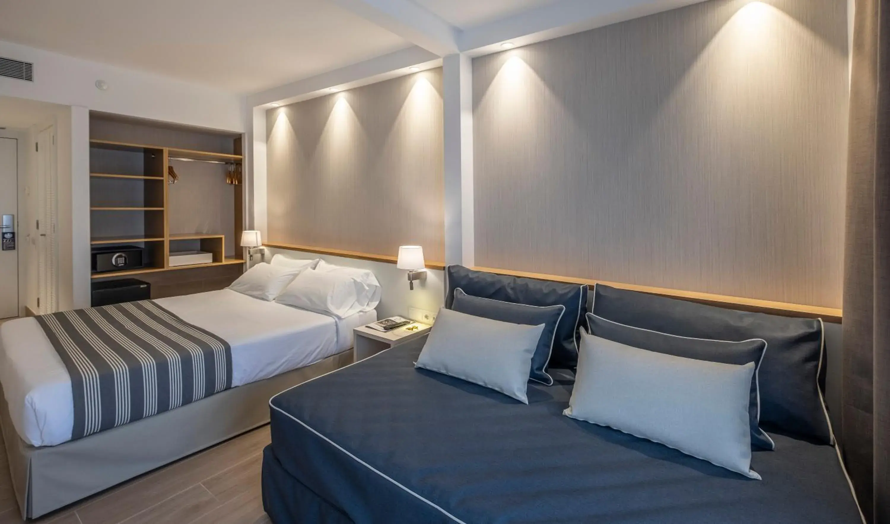 Bed in Rosamar Es Blau 4*s - Adults Only