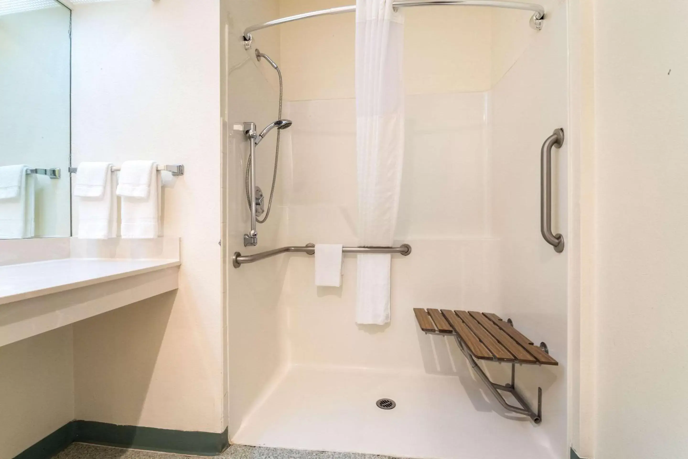 Bedroom, Bathroom in Quality Inn & Suites Bainbridge Island