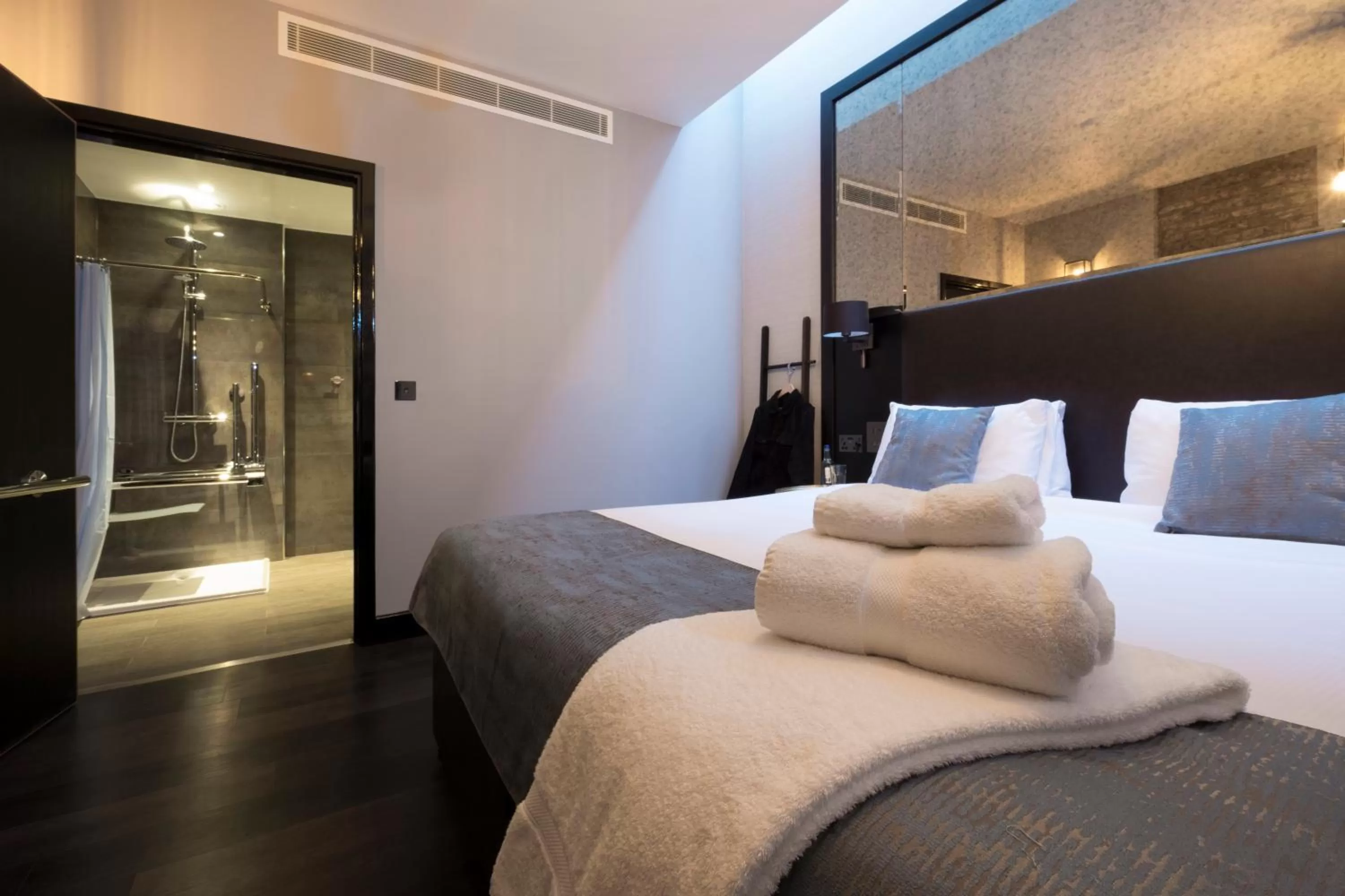 Photo of the whole room, Bed in Camden Enterprise Hotel