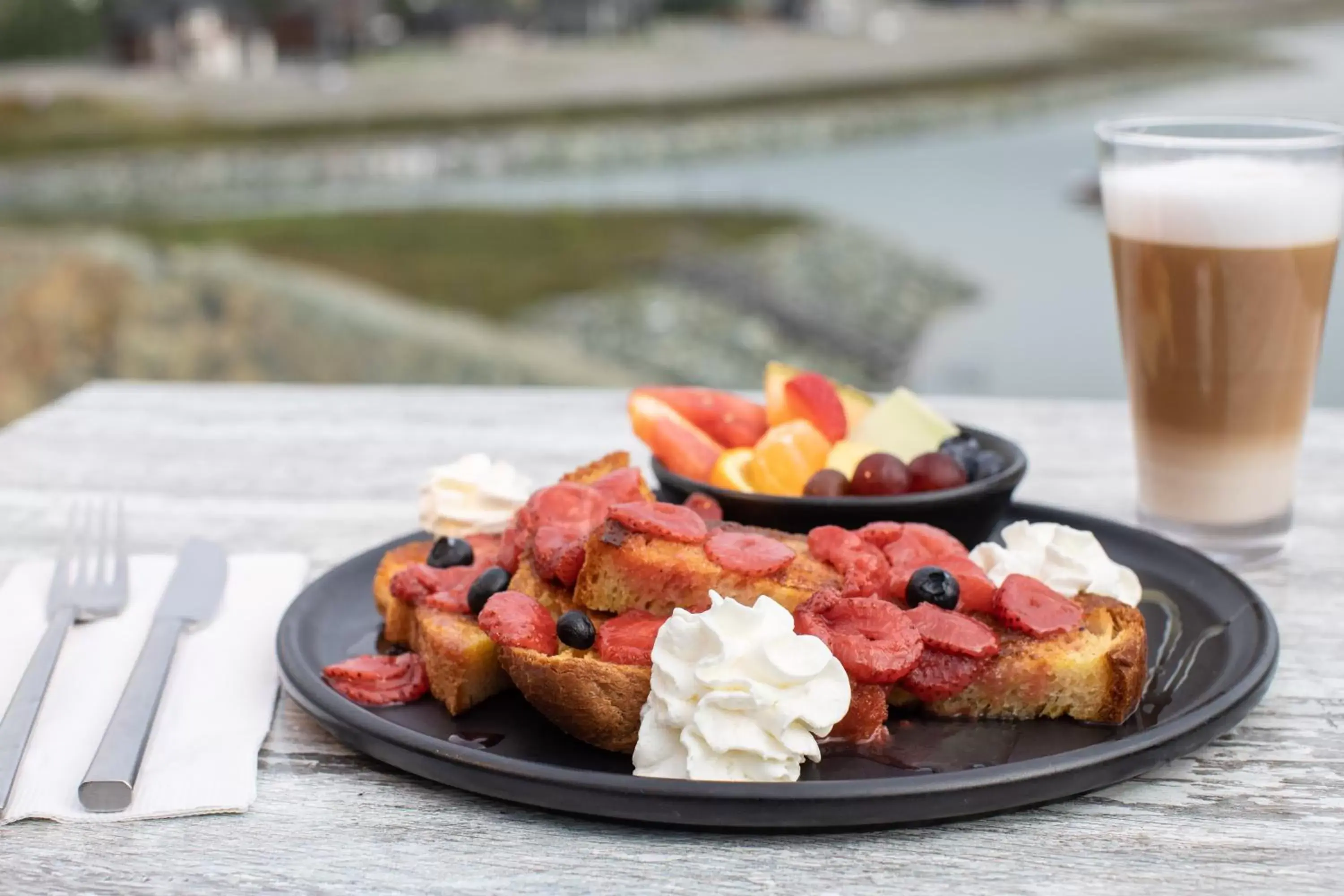 American breakfast in Hôtel du Domaine, centre de villégiature et de congrès