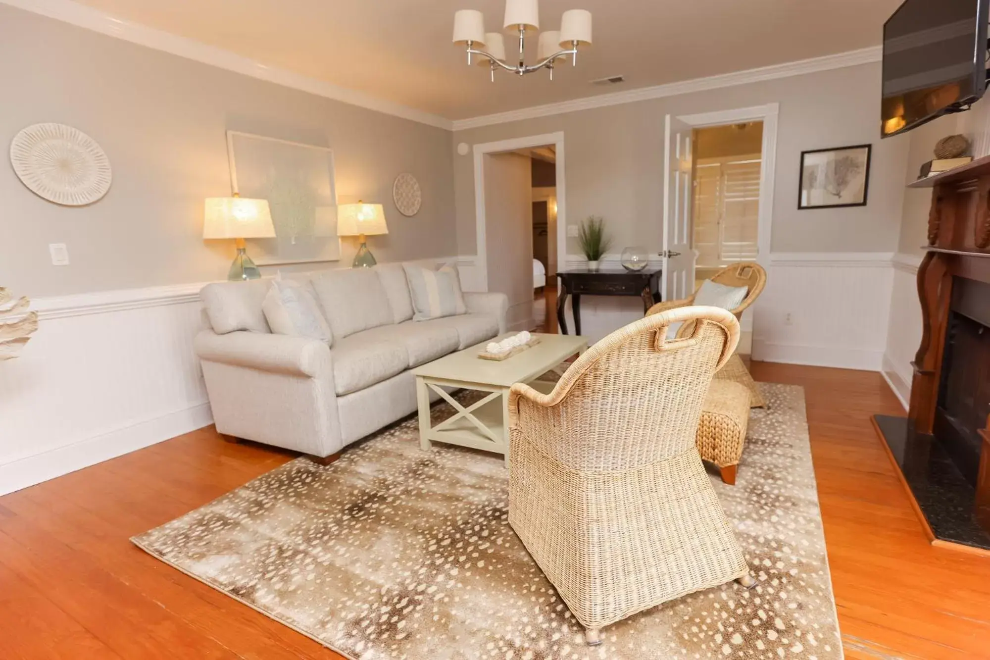 Living room, Seating Area in The Burrus House Inn Waterfront Suites