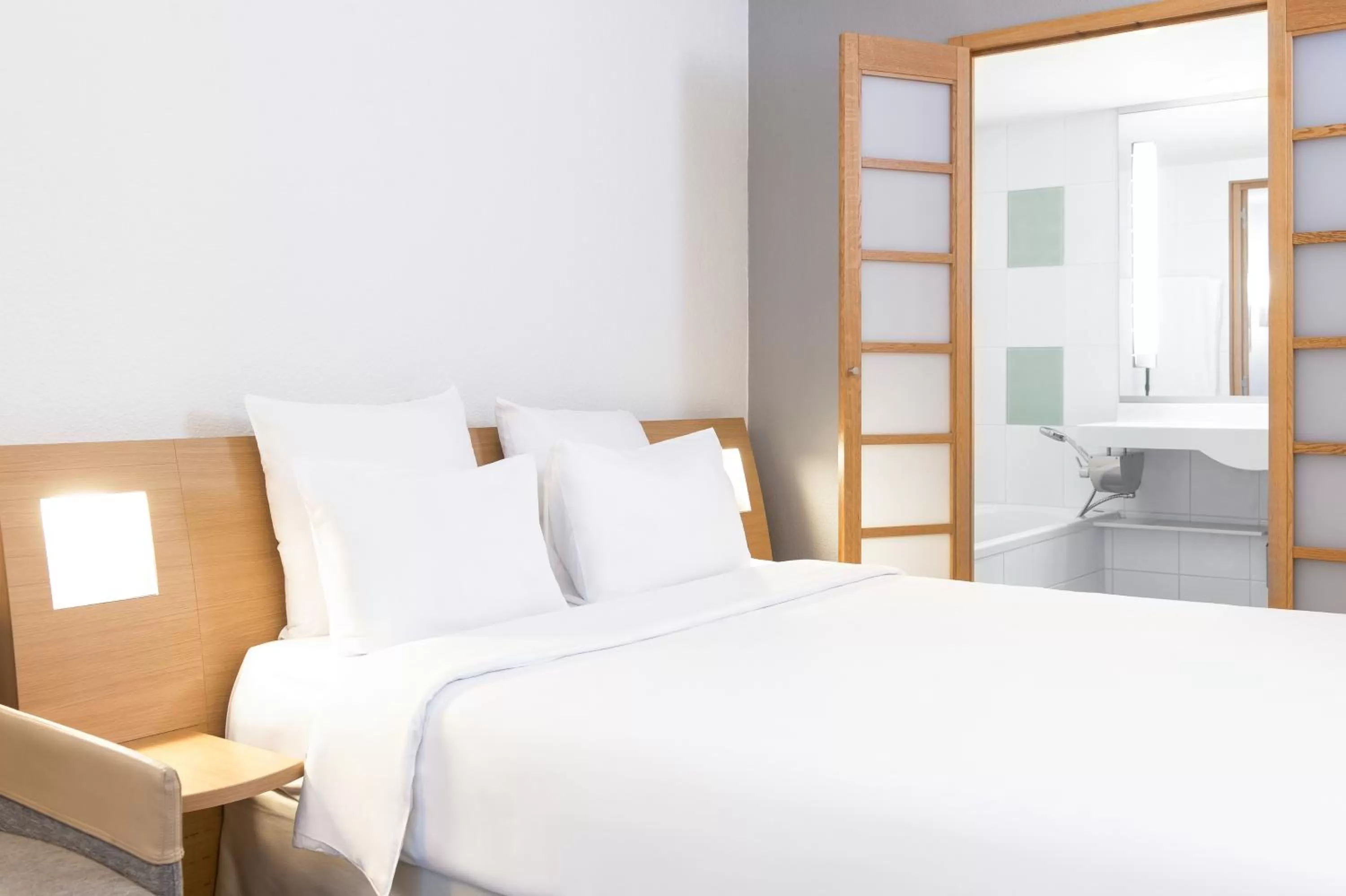 Bed in Novotel Brussels Airport