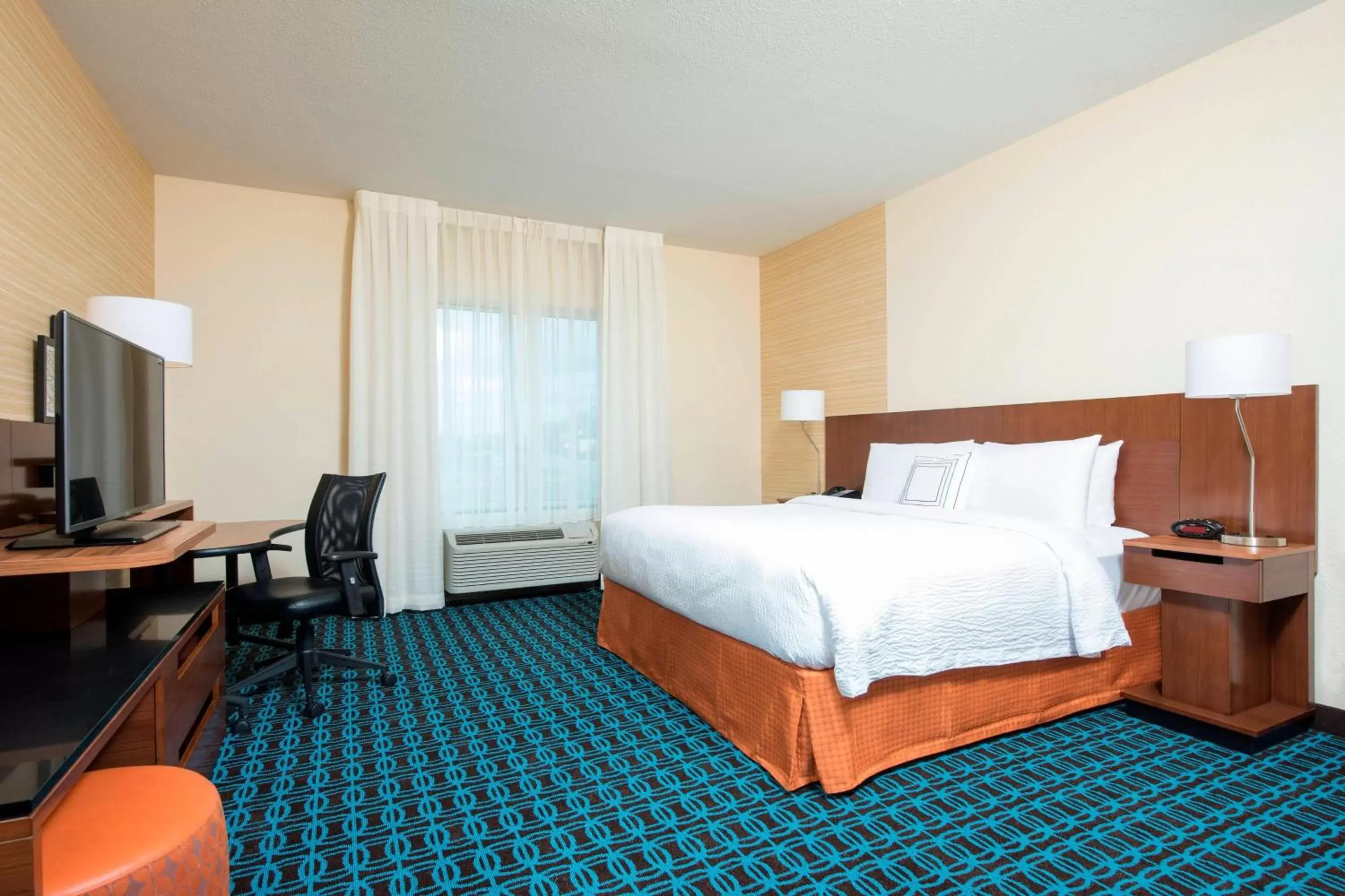 Photo of the whole room, Bed in Fairfield Inn & Suites by Marriott Fredericksburg