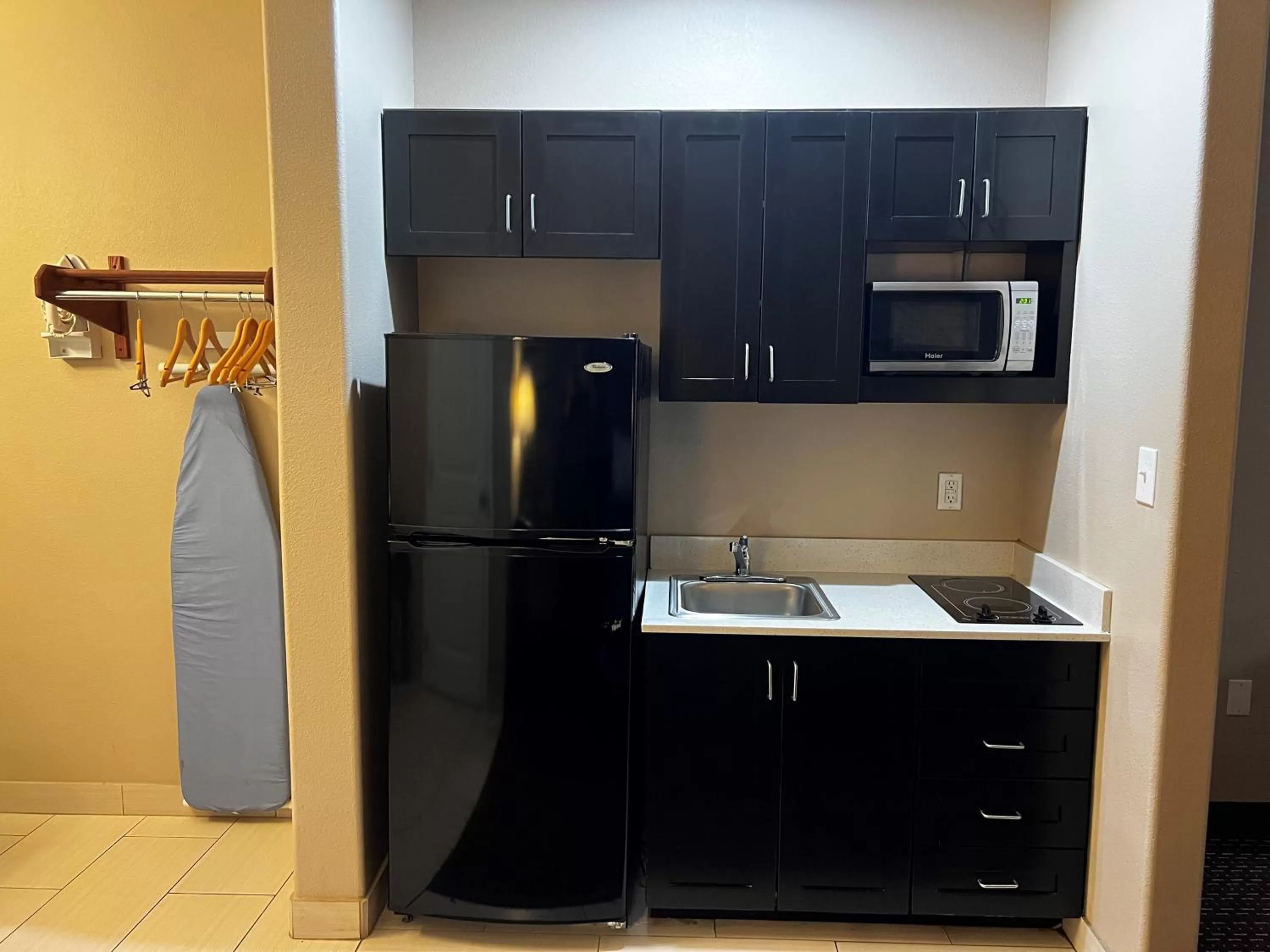 Kitchen or kitchenette in Super 8 by Wyndham Center