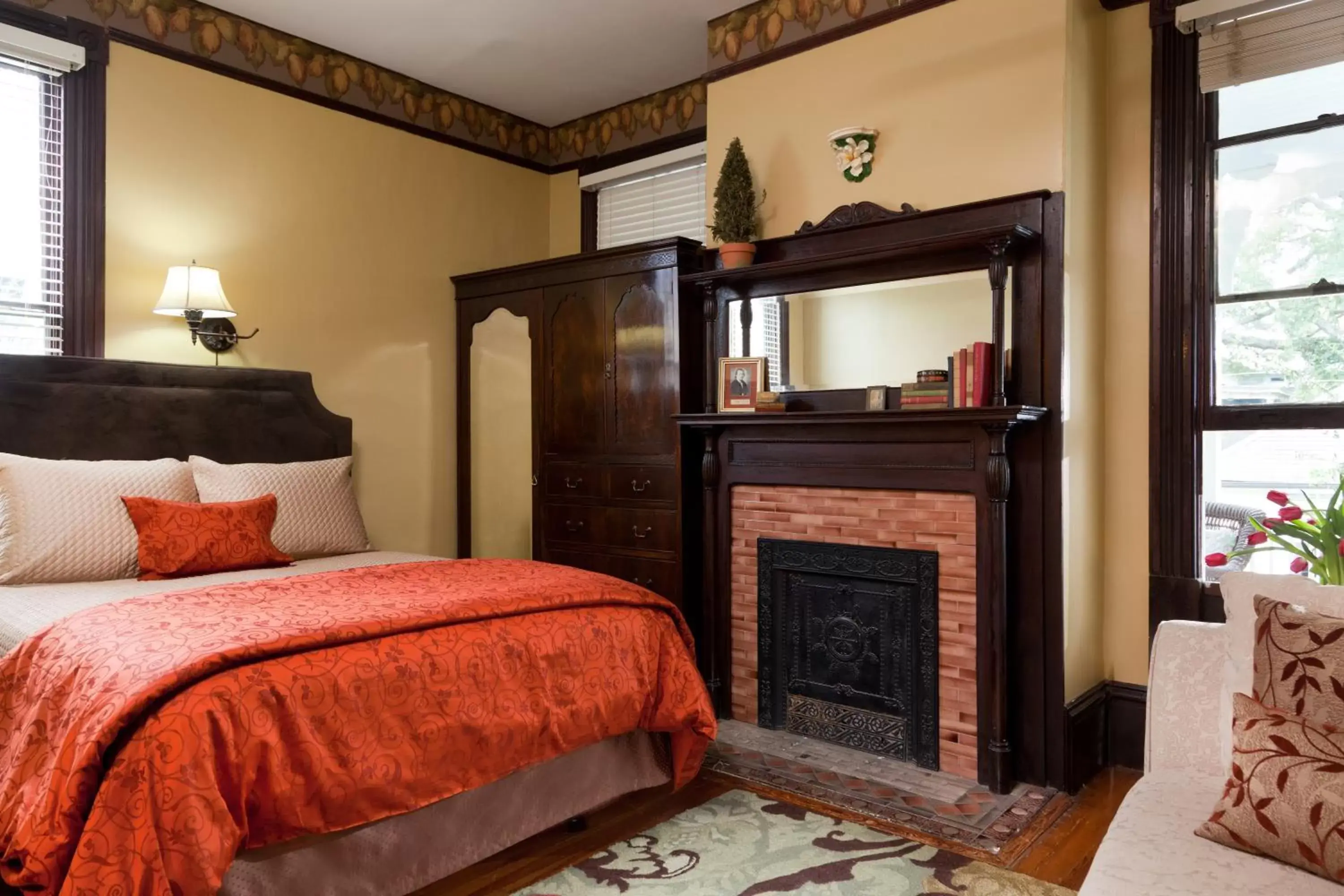 Photo of the whole room, Bed in Azalea Inn and Villas