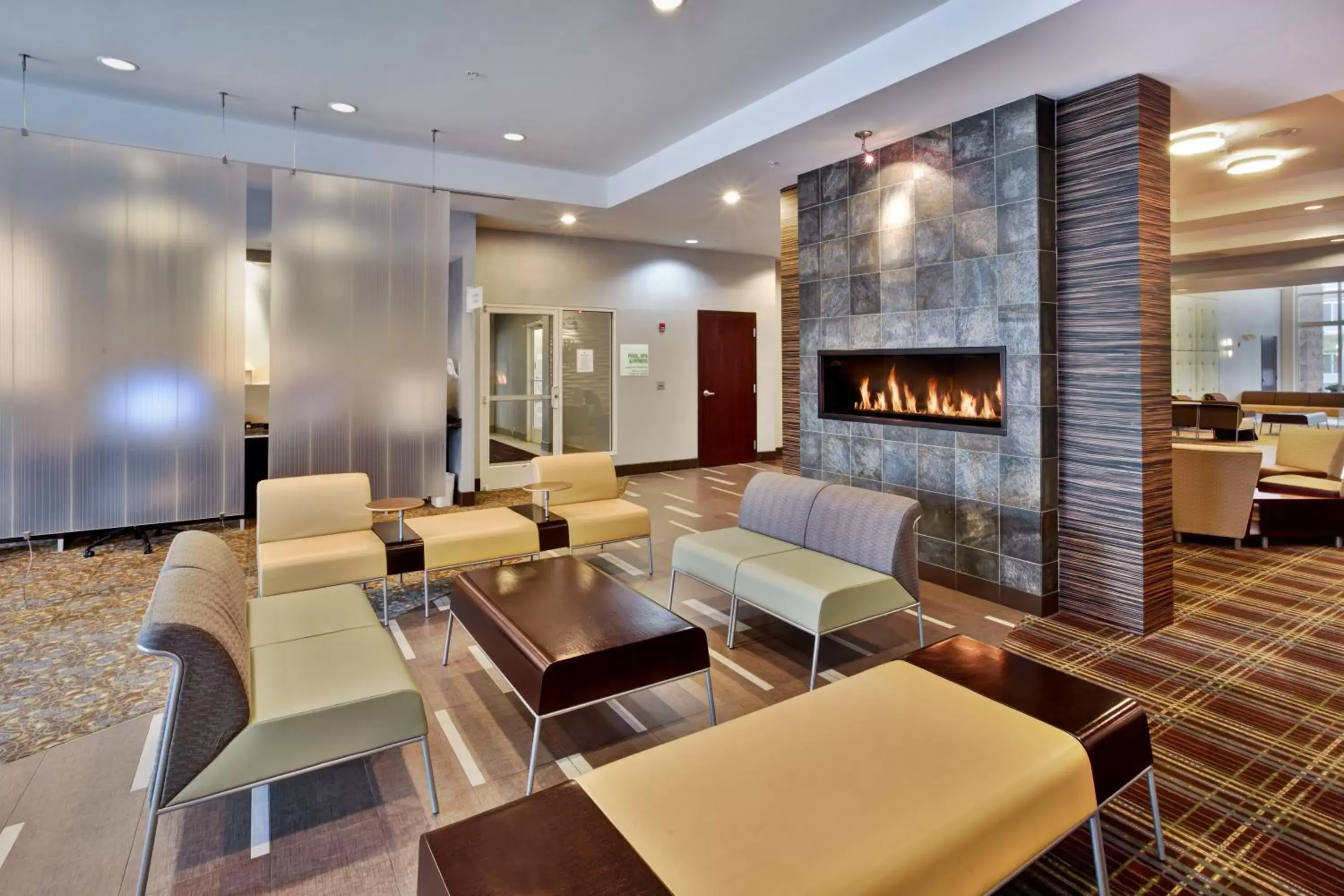 Lobby or reception, Lounge/Bar in Holiday Inn Hotel Detroit Metro Airport, an IHG Hotel