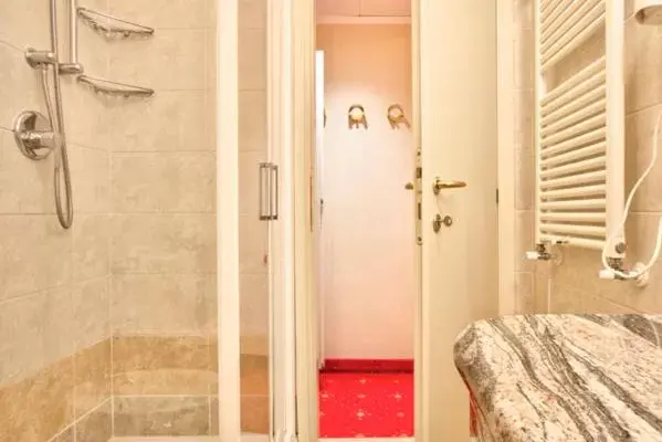 Bathroom in Hotel La Locanda