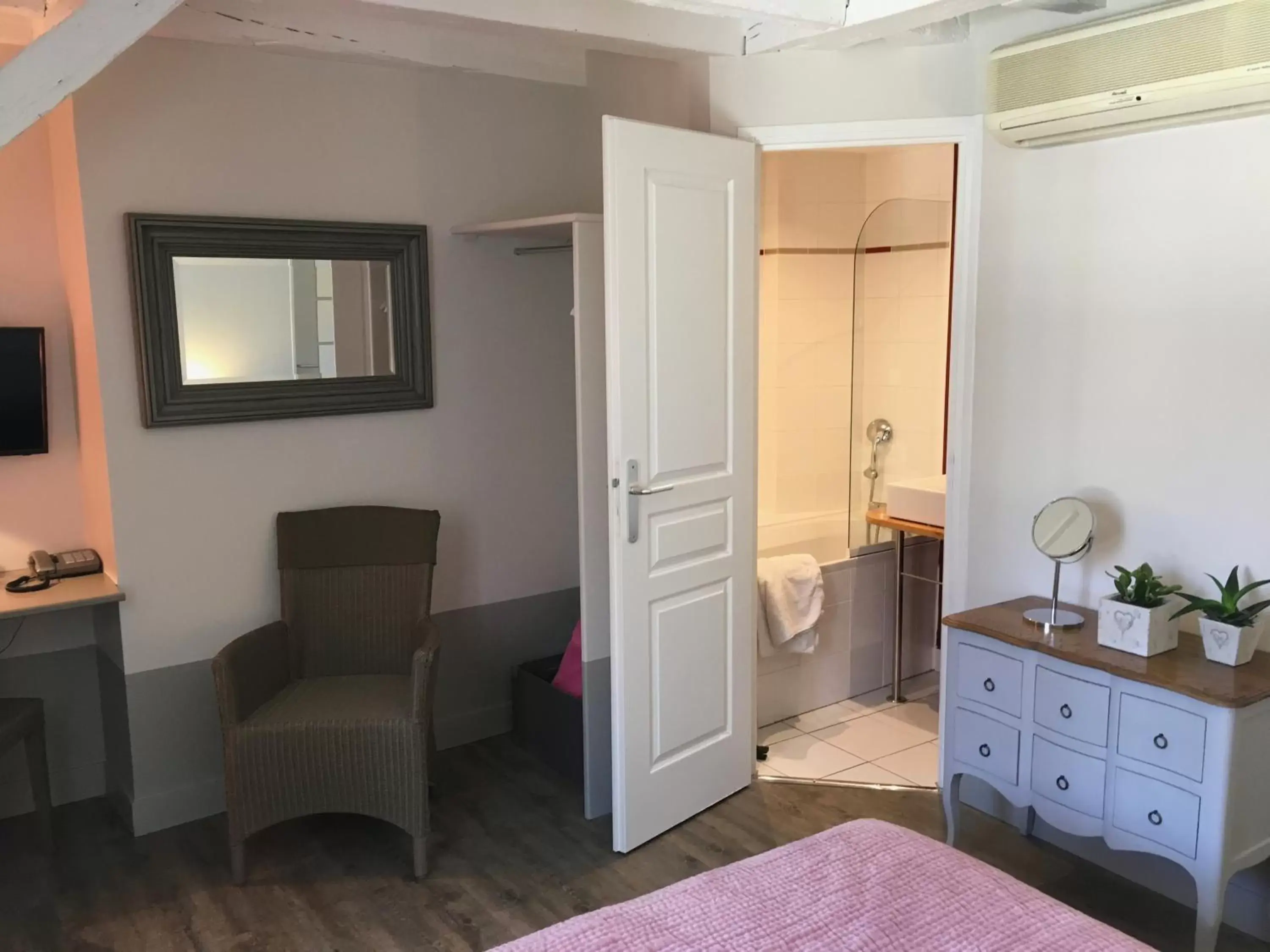 Bedroom, Seating Area in Hôtel L'Adresse