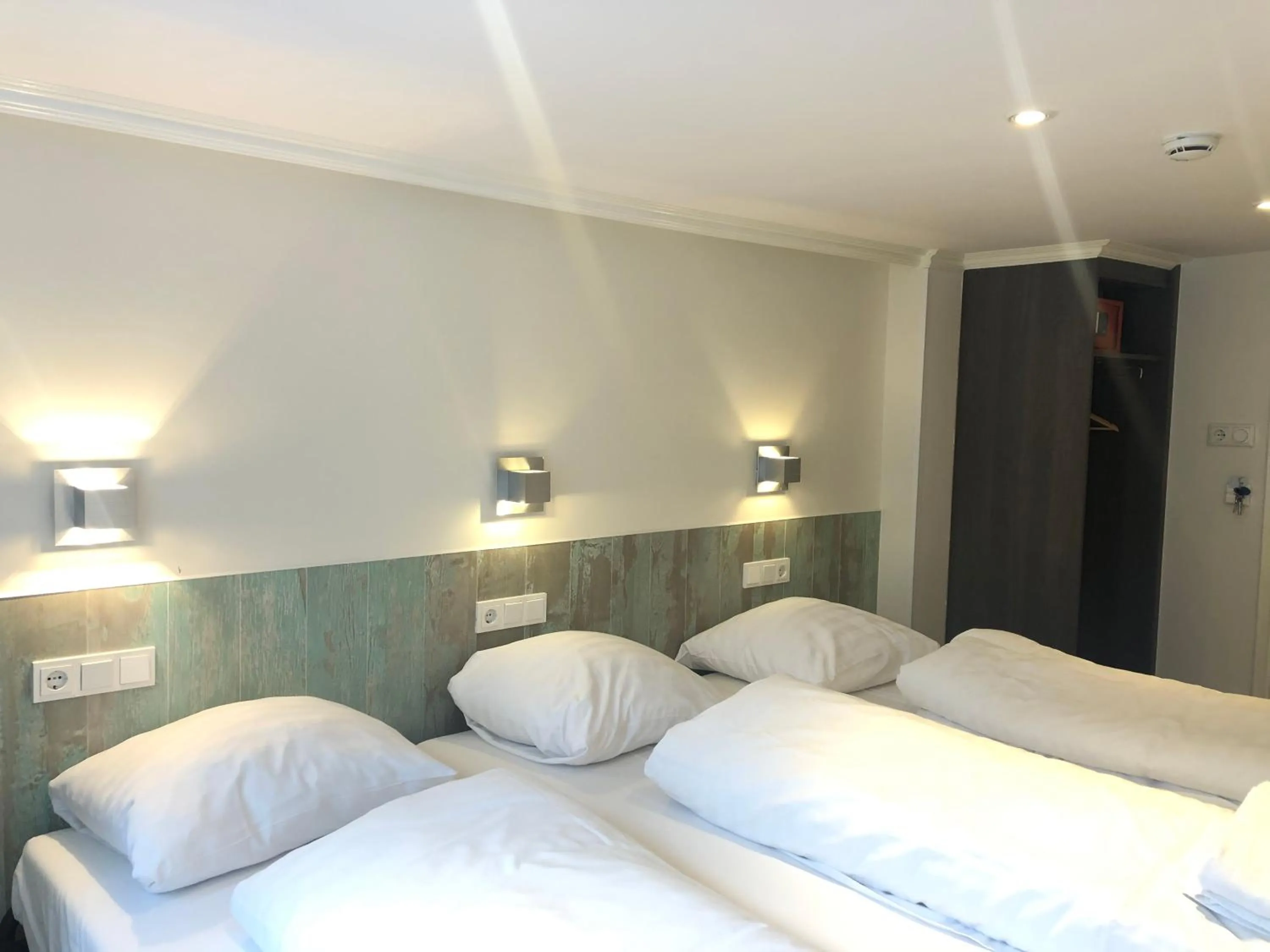 Photo of the whole room, Bed in Hotel Damrak Inn