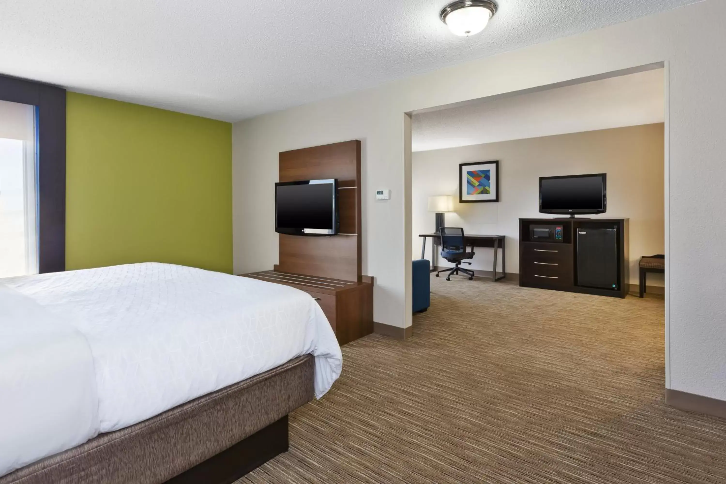 Photo of the whole room, TV/Entertainment Center in Holiday Inn Express Chillicothe East, an IHG Hotel