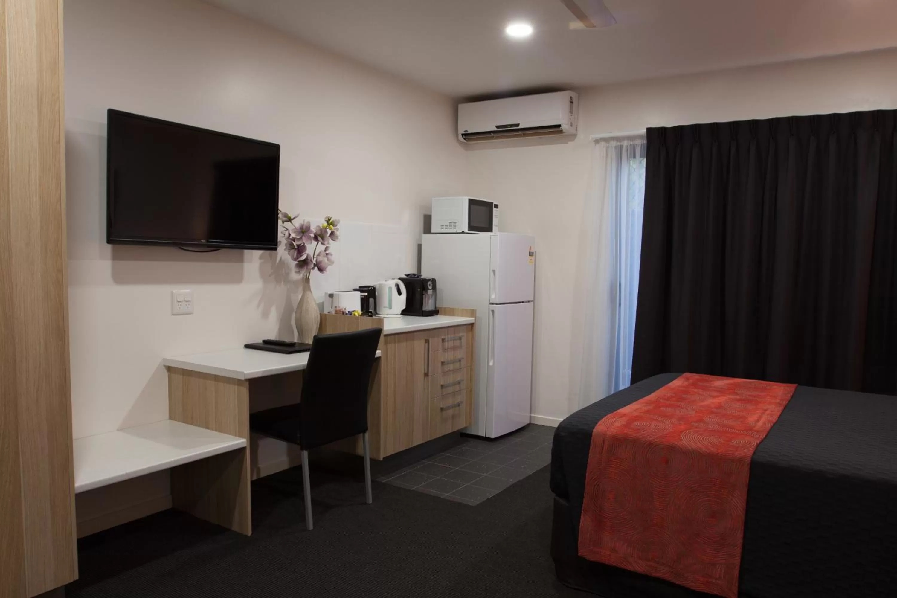 Accessible Queen Room in Abode37 Motel Emerald