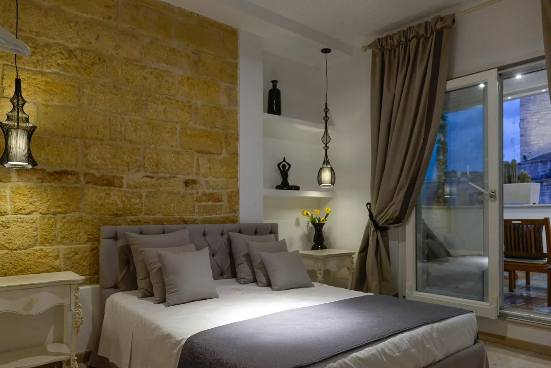 Photo of the whole room in Mare Versus Luxury Suites