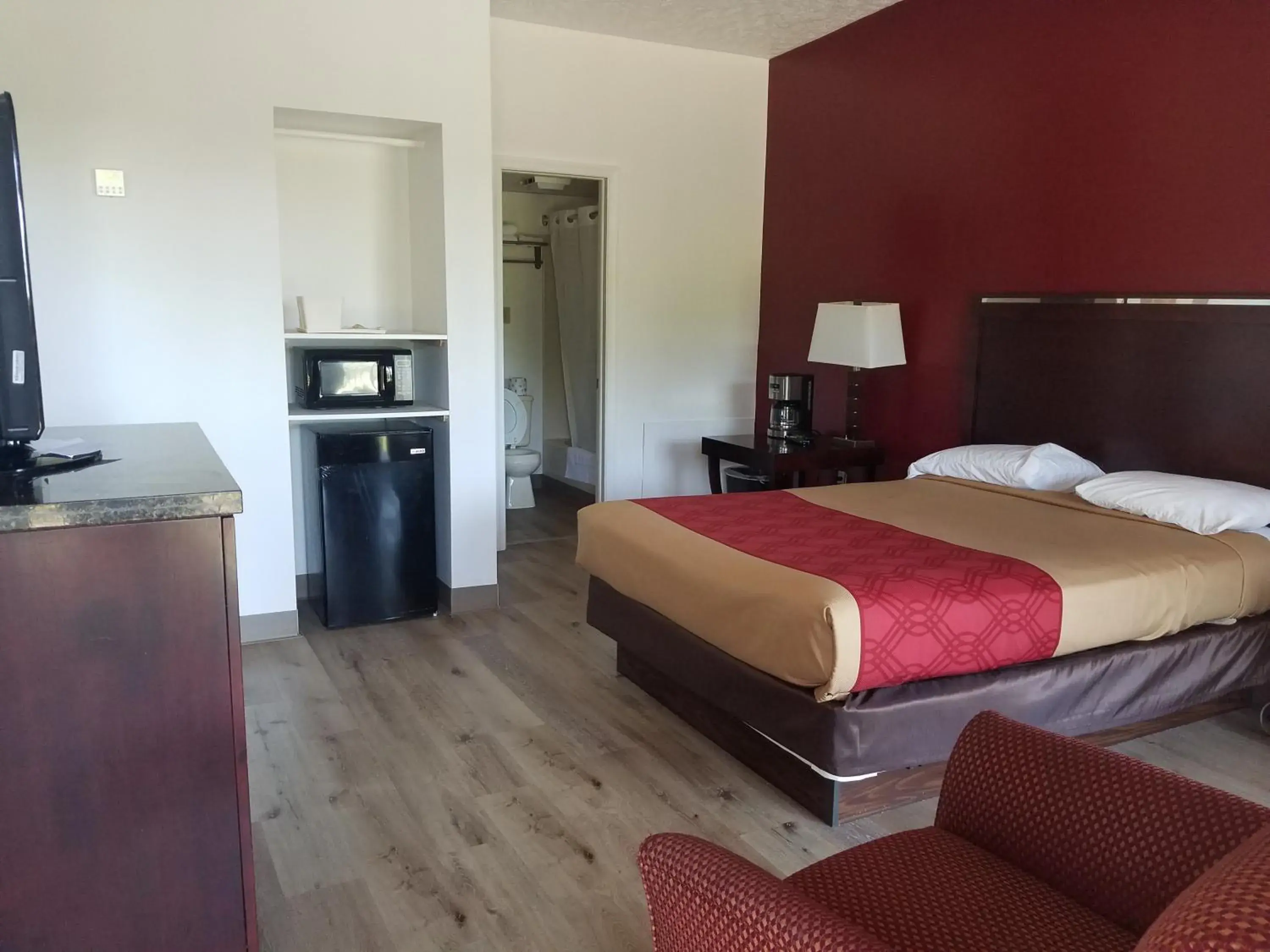 Queen Room - Non-Smoking in Econo Lodge Inn & Suites Pocono near Lake Harmony