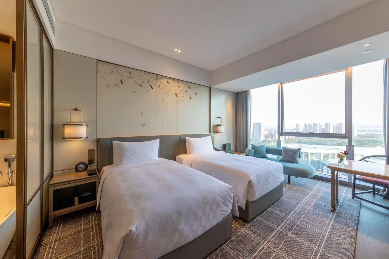 Bedroom, Bed in HUALUXE Xi'an Chanba by IHG-西安浐灞华邑酒店-Near Xi'an International Convention Exhibition Center and Shopping mall and The Romantic show of Xi'an-Free Luggage Storage-English Service Bedroom, Bed in HUALUXE Xi'an Chanba by IHG-西安浐灞华邑酒店-Near Xi'an International Convention Exhibition Center and Shopping mall and The Romantic show of Xi'an-Free Luggage Storage-English Service