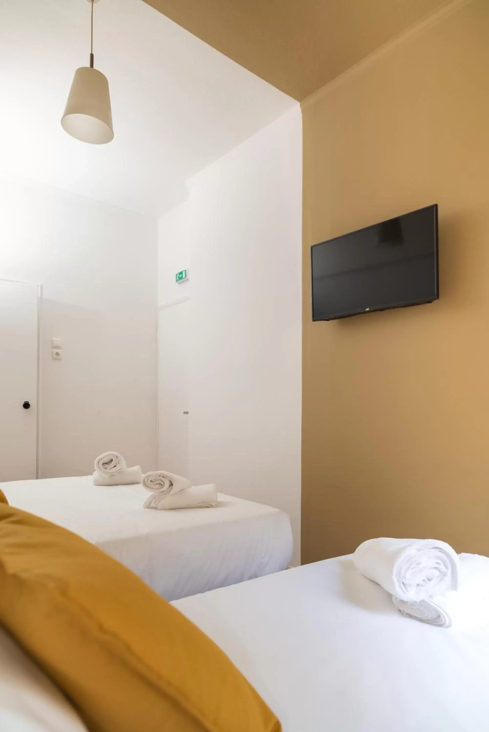TV and multimedia, Bed in HOTEL_TIER