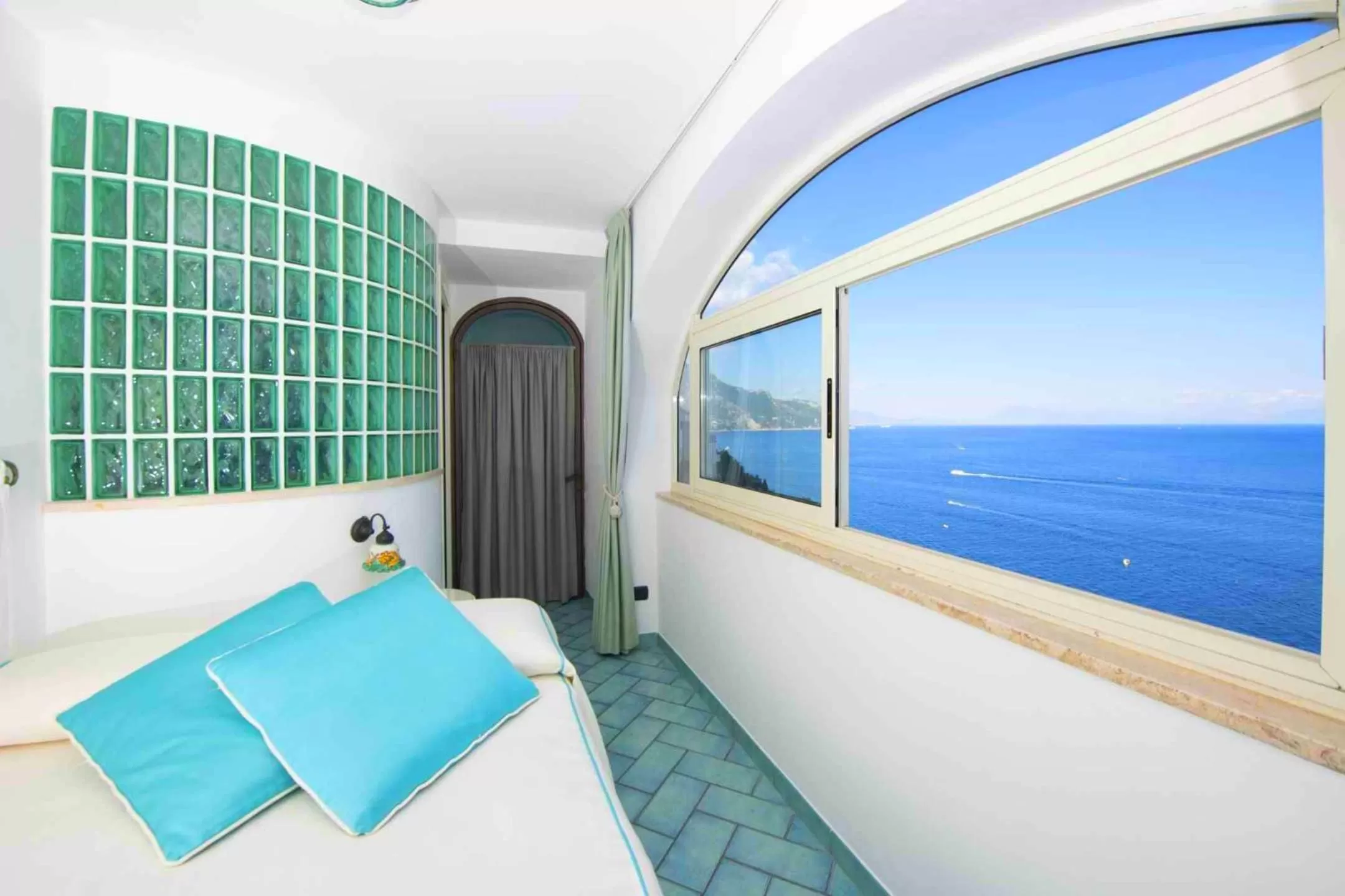 Sea view, Bed in Hotel La Ninfa