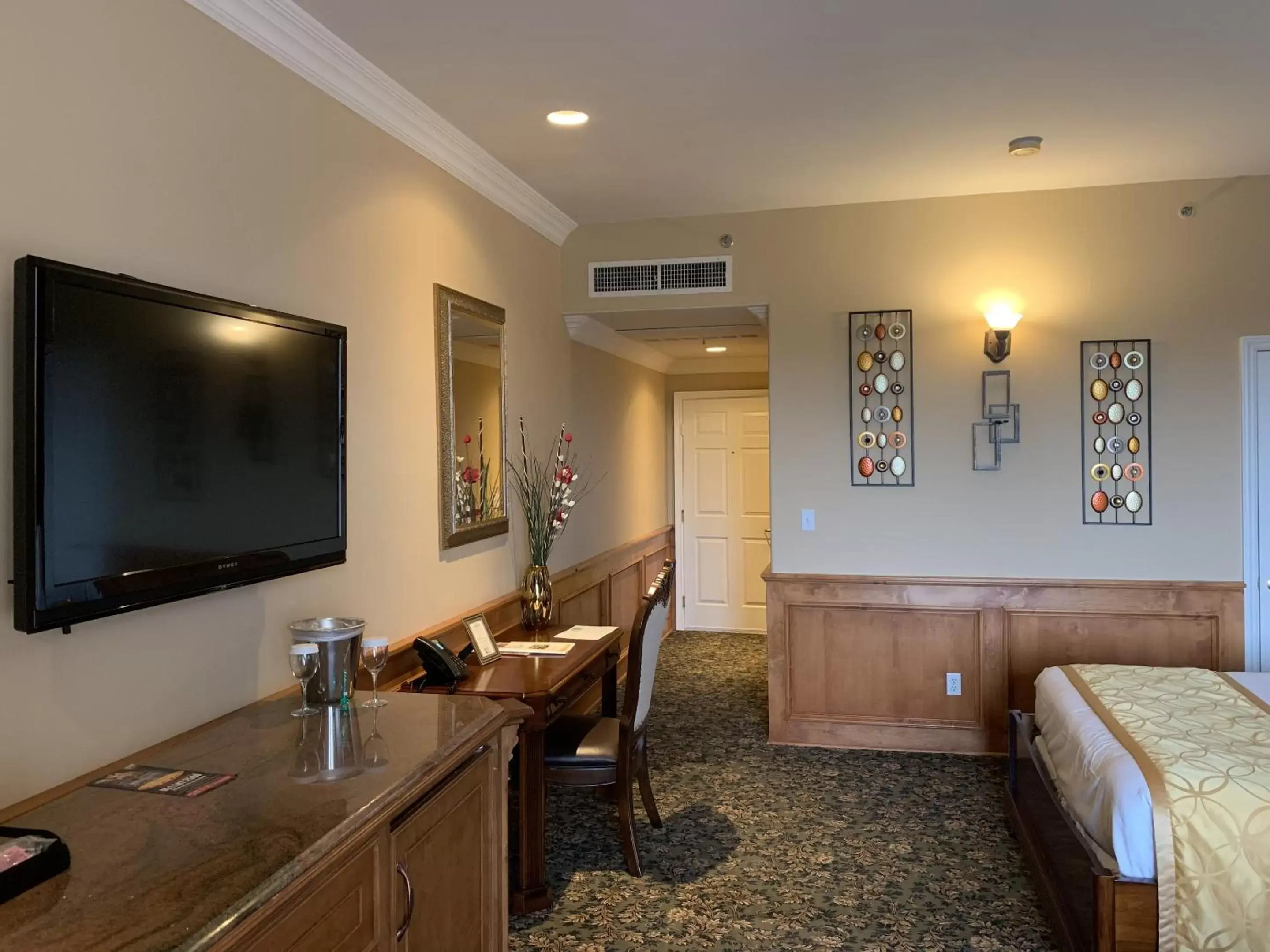 Bedroom, TV/Entertainment Center in Churon Inn Winery